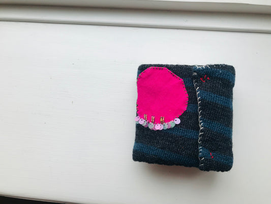 Pung, Stofpung, Håndlavet, Håndsyet, Broderet, Patchwork, Bifold, 2055