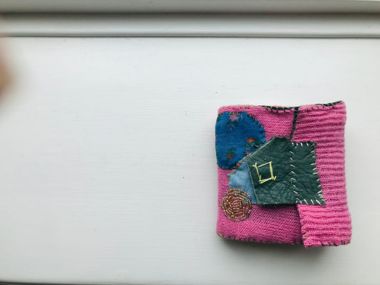 Håndlavet pung i stof, håndsyet, broderet, patchwork, dobbeltfoldet 2053