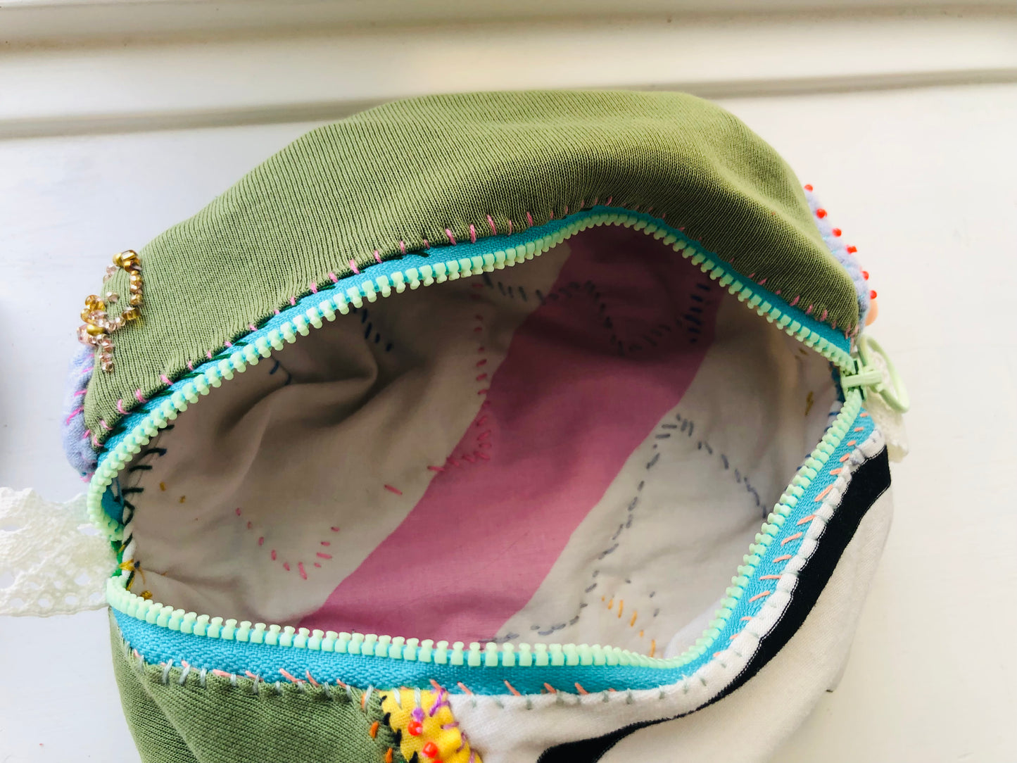 ポーチ 手縫い 布製 ペンケース 小物入れ ハンドメイド ビーズ刺繍 2429