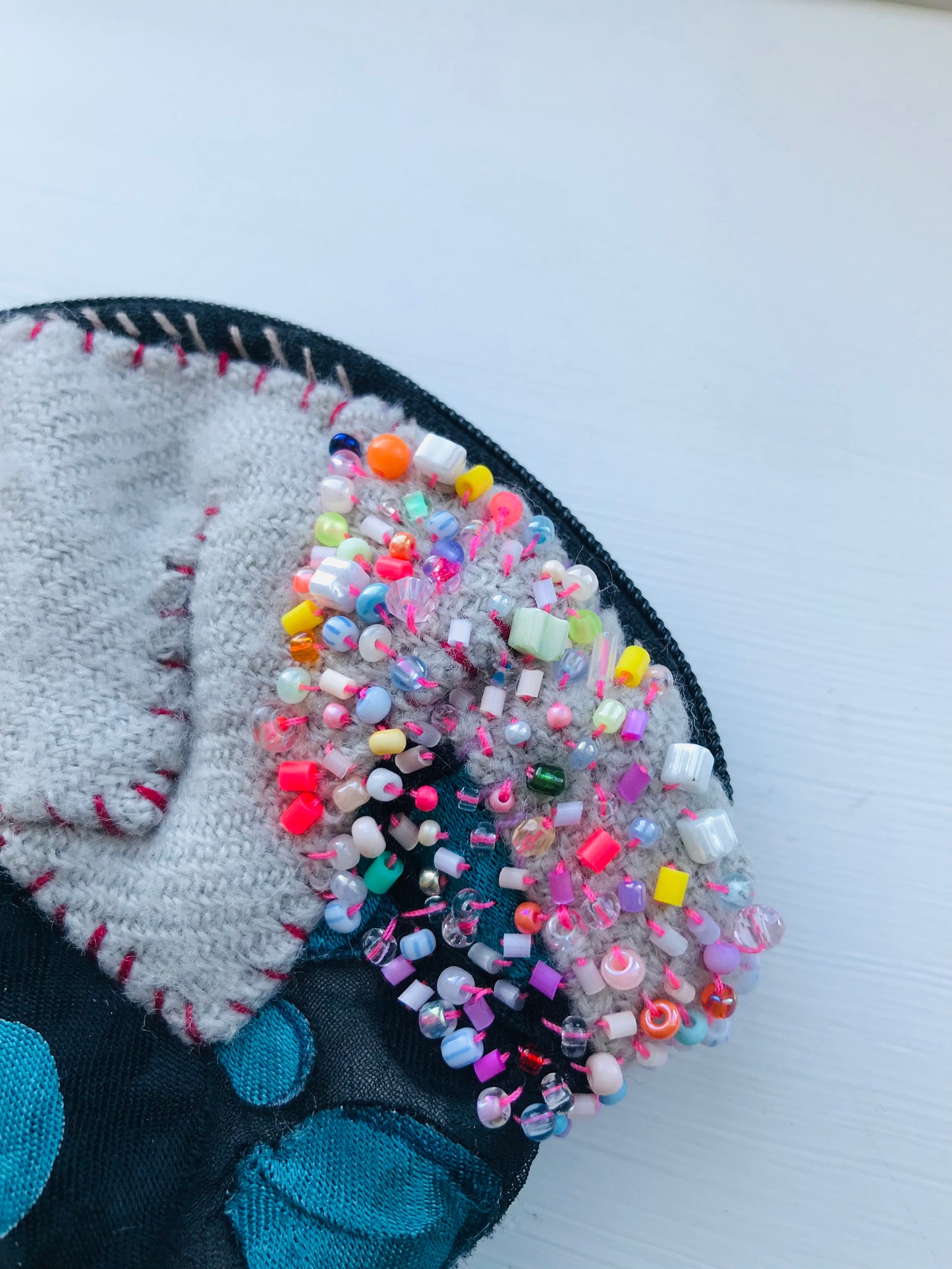 Mønthylster, perler, håndsyet, broderi, stof, møntpung, etui, håndlavet 1759