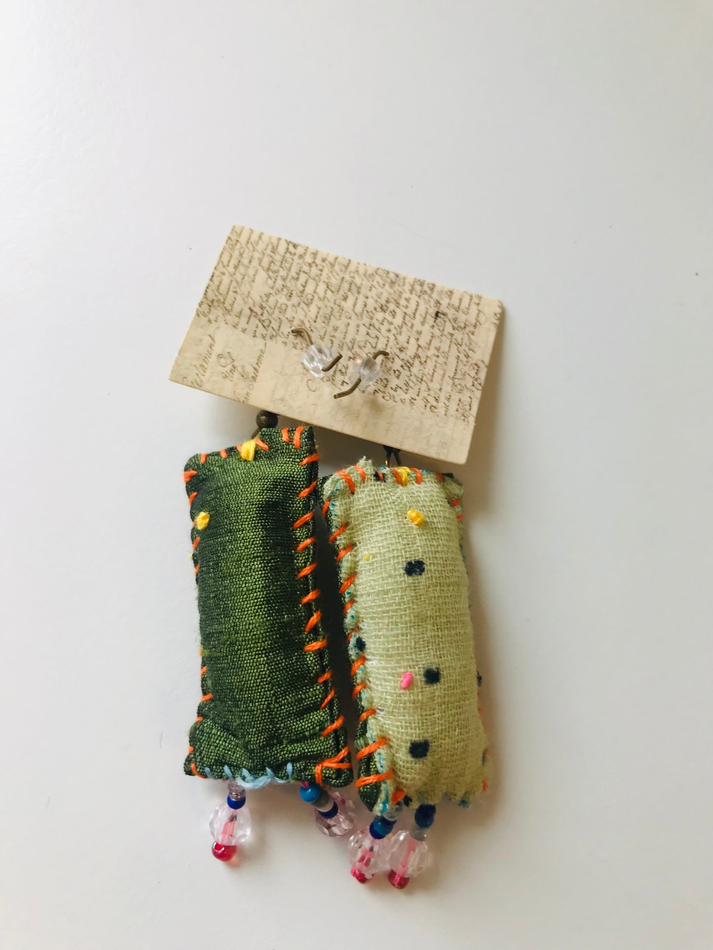 tilbehør håndsyede øreringe muligvis asymmetriske øreringe perler stof slow fashion håndlavede 1744