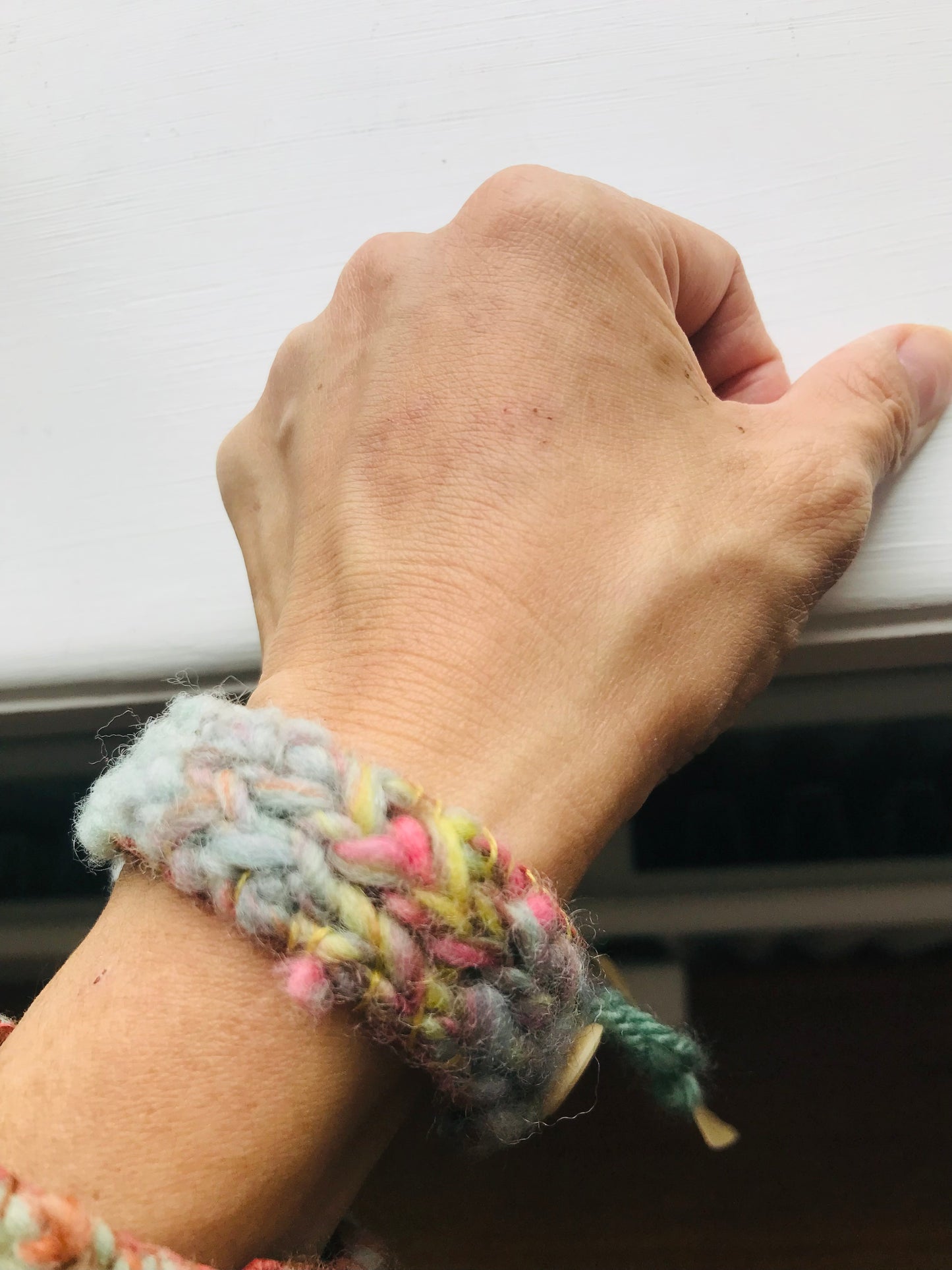 Håndsyede armbånd og armbånd i stof med håndspundet garn og perlebroderi. 2049