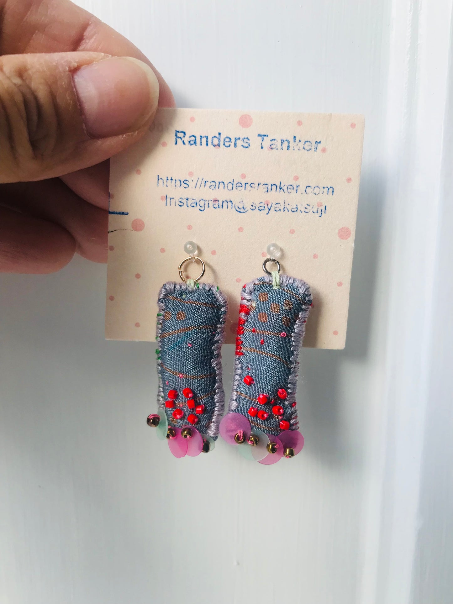 tilbehør håndsyede øreringe muligvis asymmetriske øreringe perler stof slow fashion håndlavede 1744