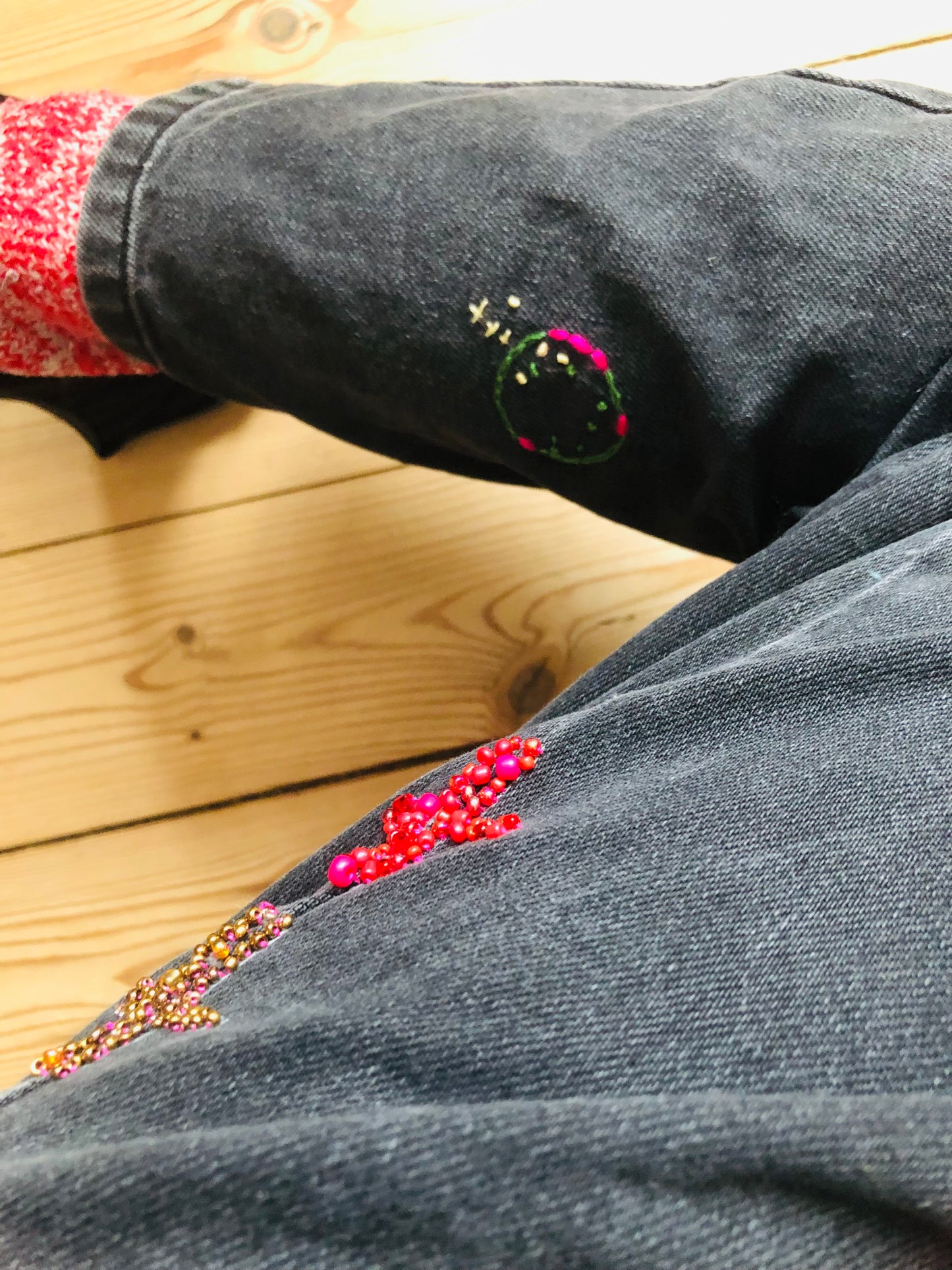 Denim Jeans make-over デニム 古着リメイク 布製 スローファッション 刺繍 手刺繍 再生 ハンドメイド サイズ38 2388