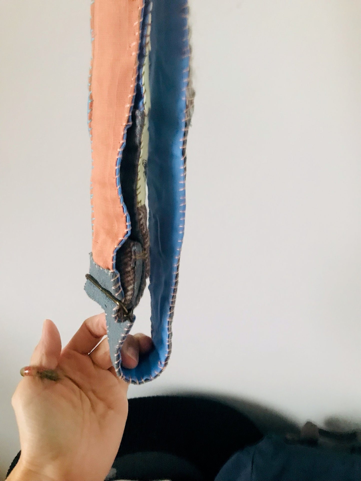 Håndstrikket rem lavet af uld, stof og garn. Et håndlavet stykke slow-fashion. Produktkode: 2114.