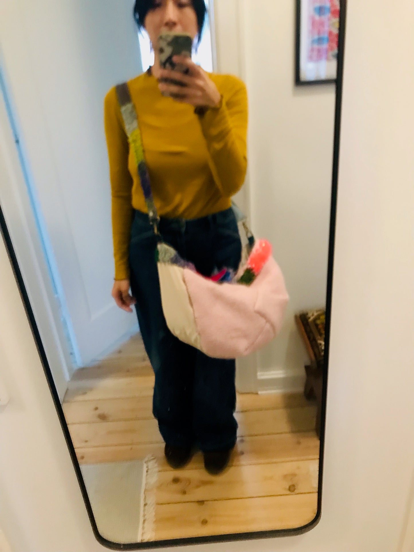 Håndstrikket rem lavet af uld, stof og garn. Et håndlavet stykke slow-fashion. 2120