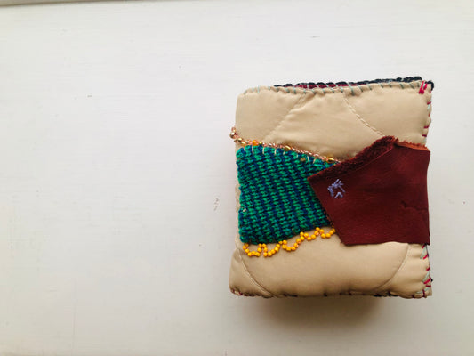 財布 布財布 ハンドメイド 手縫い 刺繍 パッチワーク 二つ折り 2292