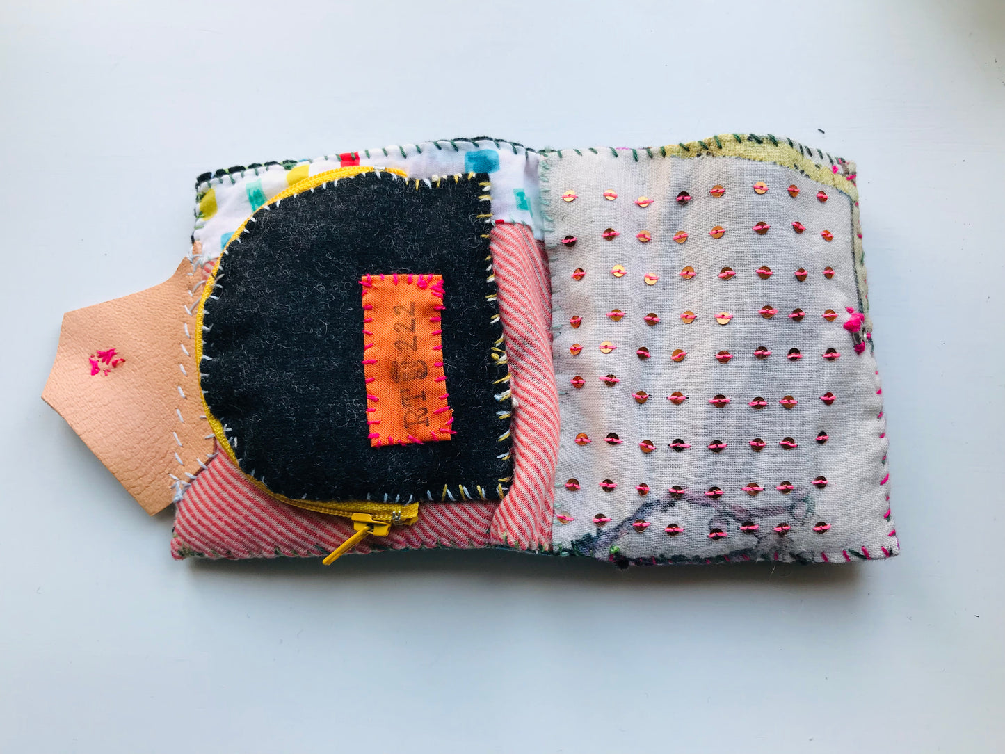 財布 布財布 ハンドメイド 手縫い 刺繍 パッチワーク 二つ折り 1652