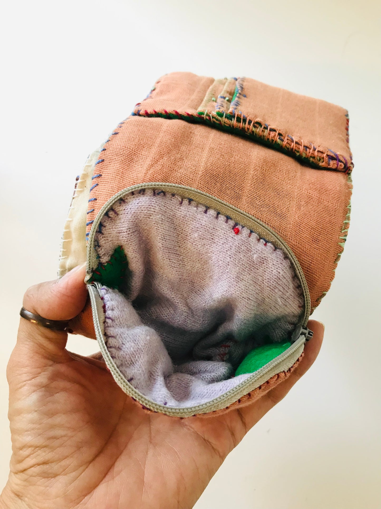 財布　布財布　ハンドメイド　手縫い　刺繍　パッチワーク　二つ折り　1857