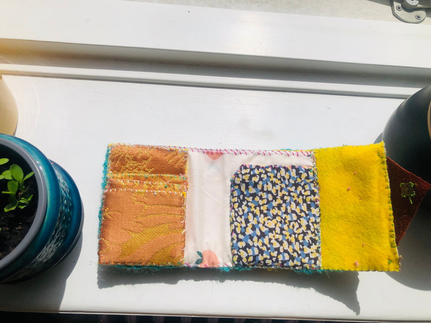 財布　布財布　ハンドメイド　手縫い　刺繍　パッチワーク　二つ折り　2492