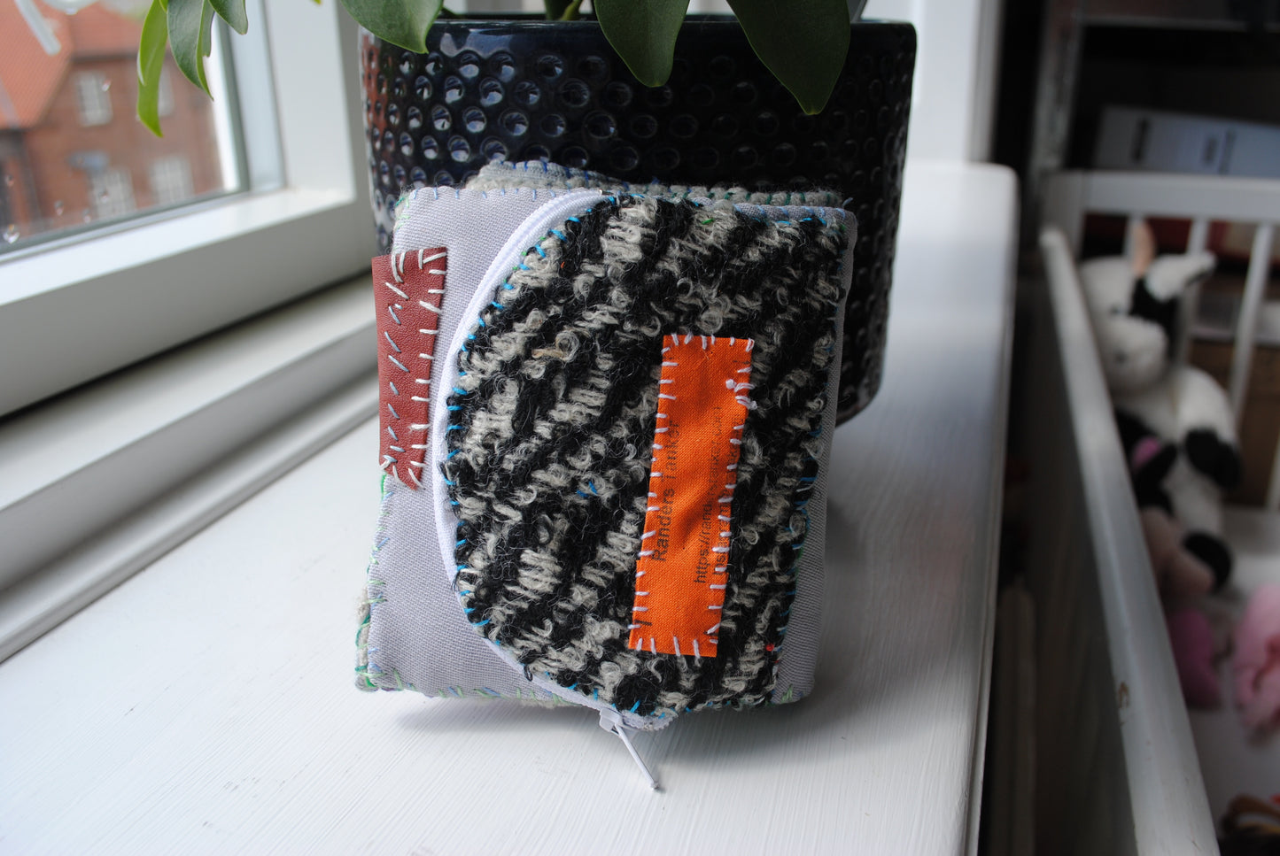 財布　布財布　ハンドメイド　手縫い　刺繍　パッチワーク　二つ折り　1812