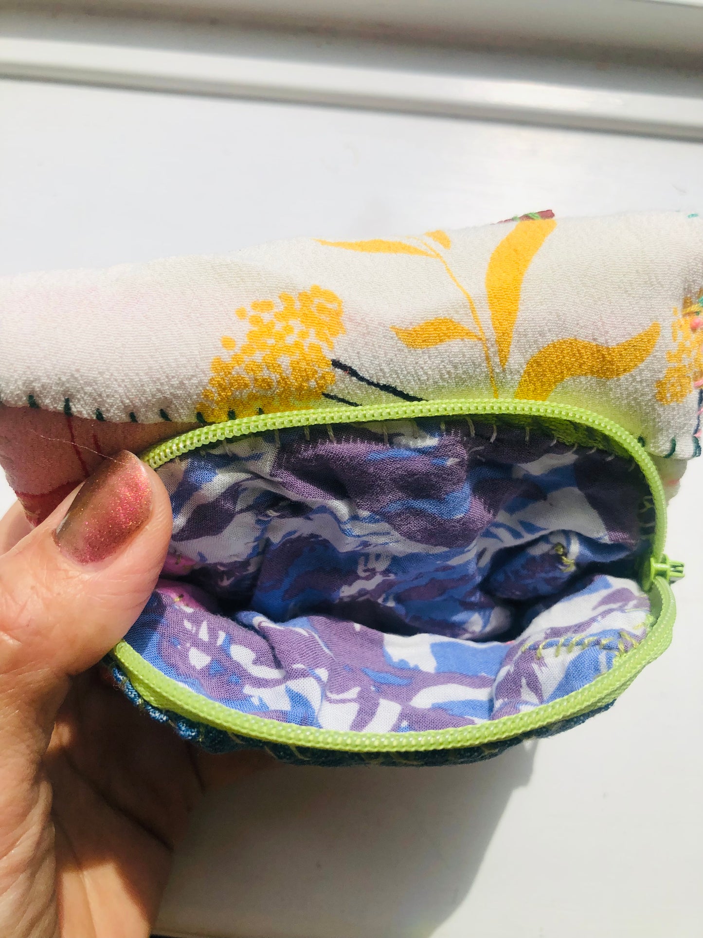財布　布財布　ハンドメイド　手縫い　刺繍　パッチワーク　二つ折り　2491