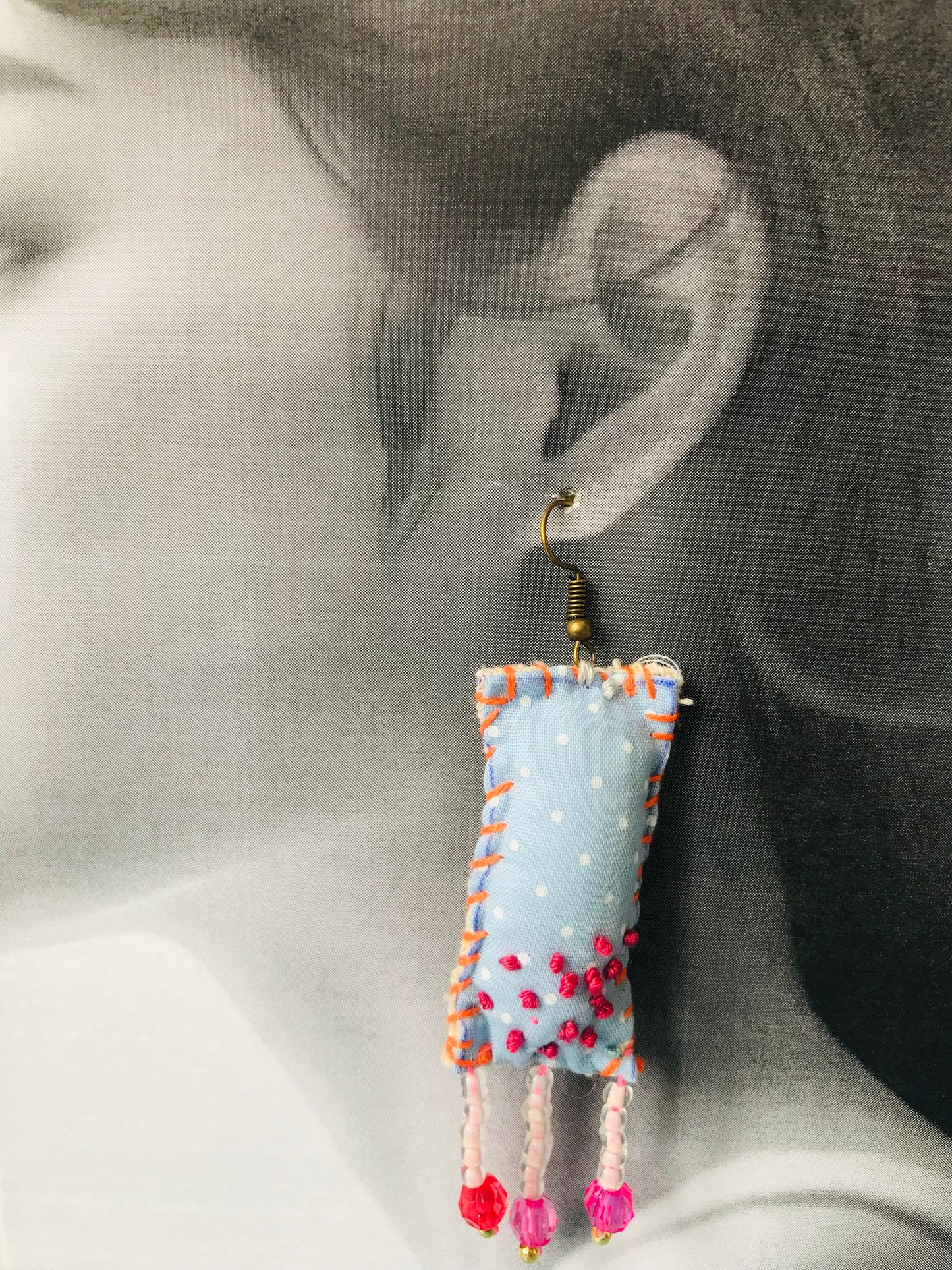 アクセサリー　手縫いのピアス　多分アシンメトリー　イヤリング　ビーズ　  布製　スローファッション　ハンドメイド　1832