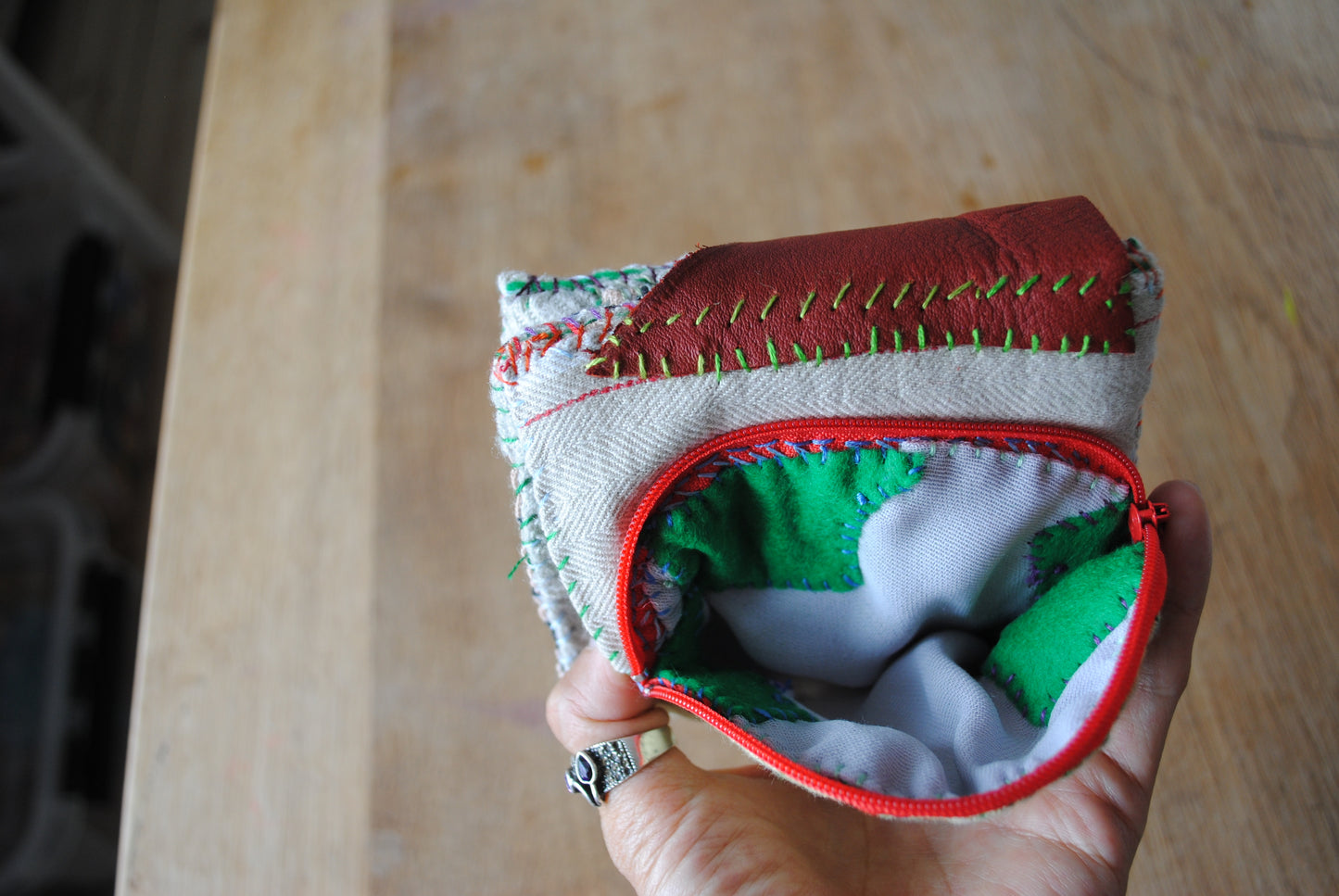 財布　布財布　ハンドメイド　手縫い　刺繍　パッチワーク　二つ折り　1811