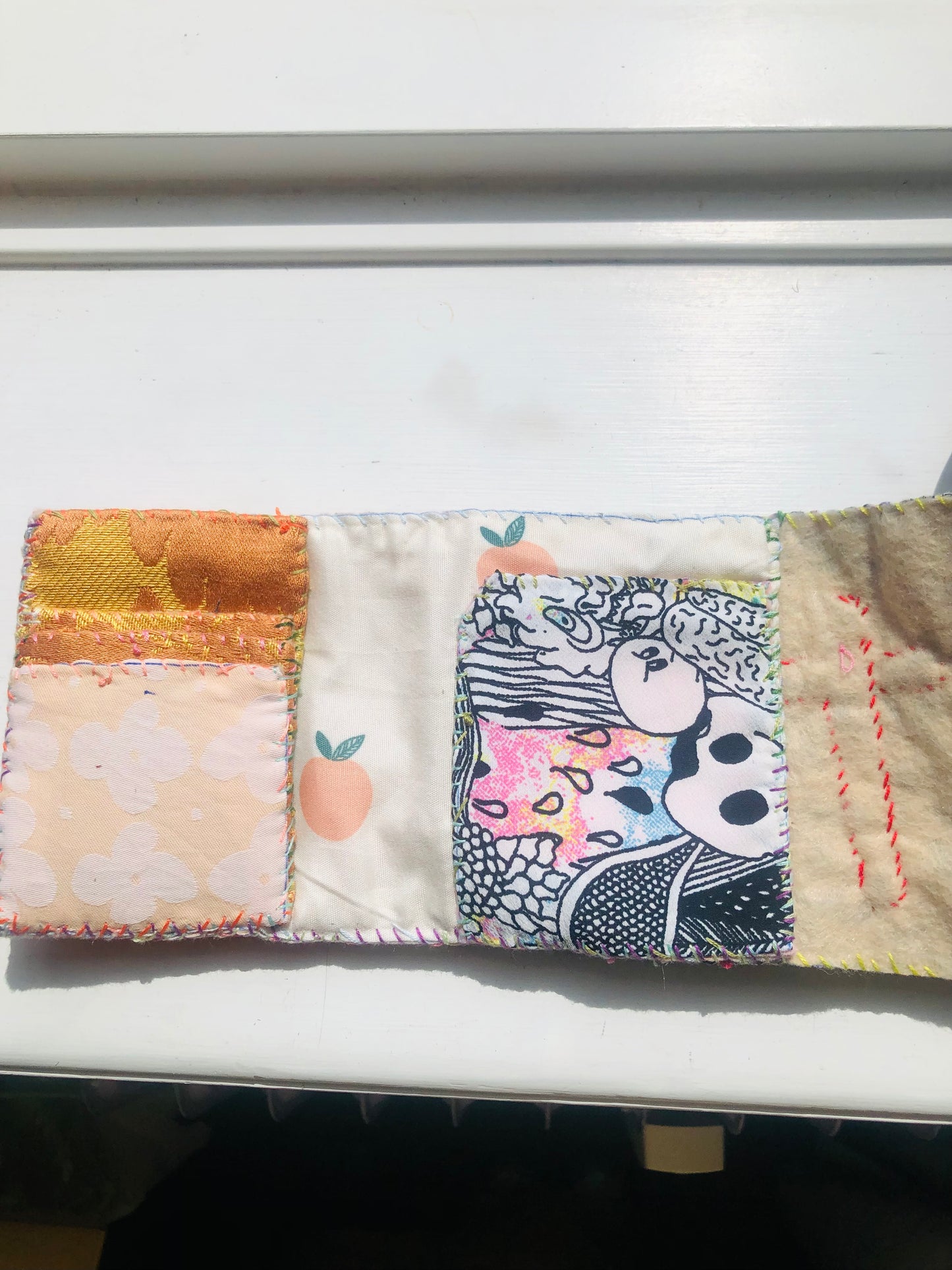 財布　布財布　ハンドメイド　手縫い　刺繍　パッチワーク　二つ折り　2493