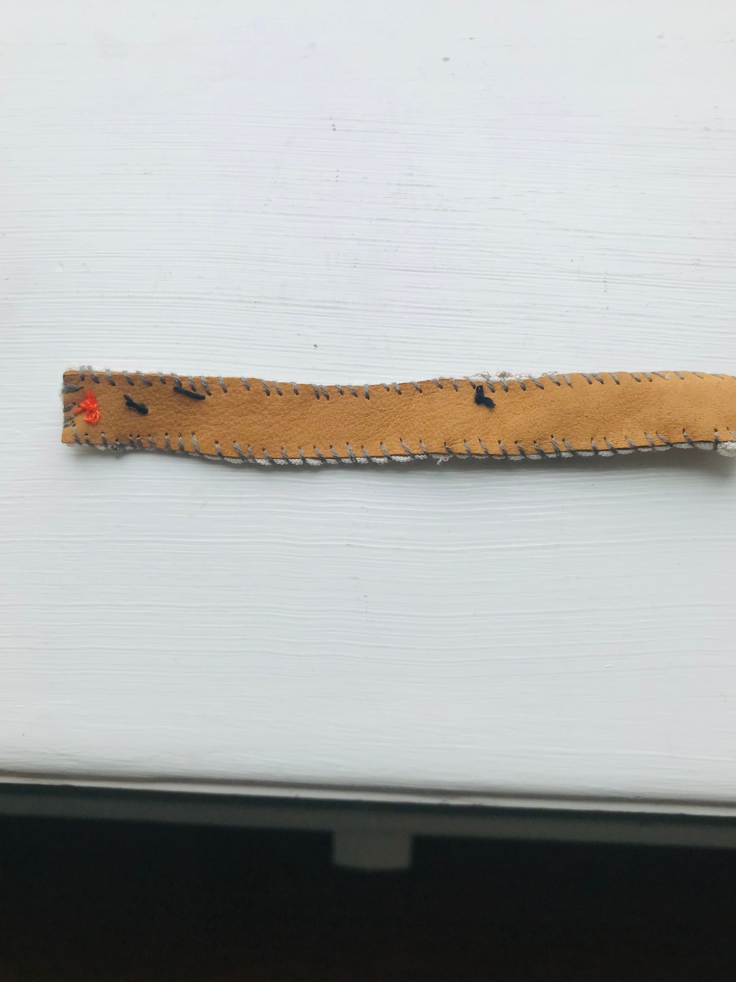 Håndsyede stofarmbånd med håndspundet garn og perlebroderi. 2048