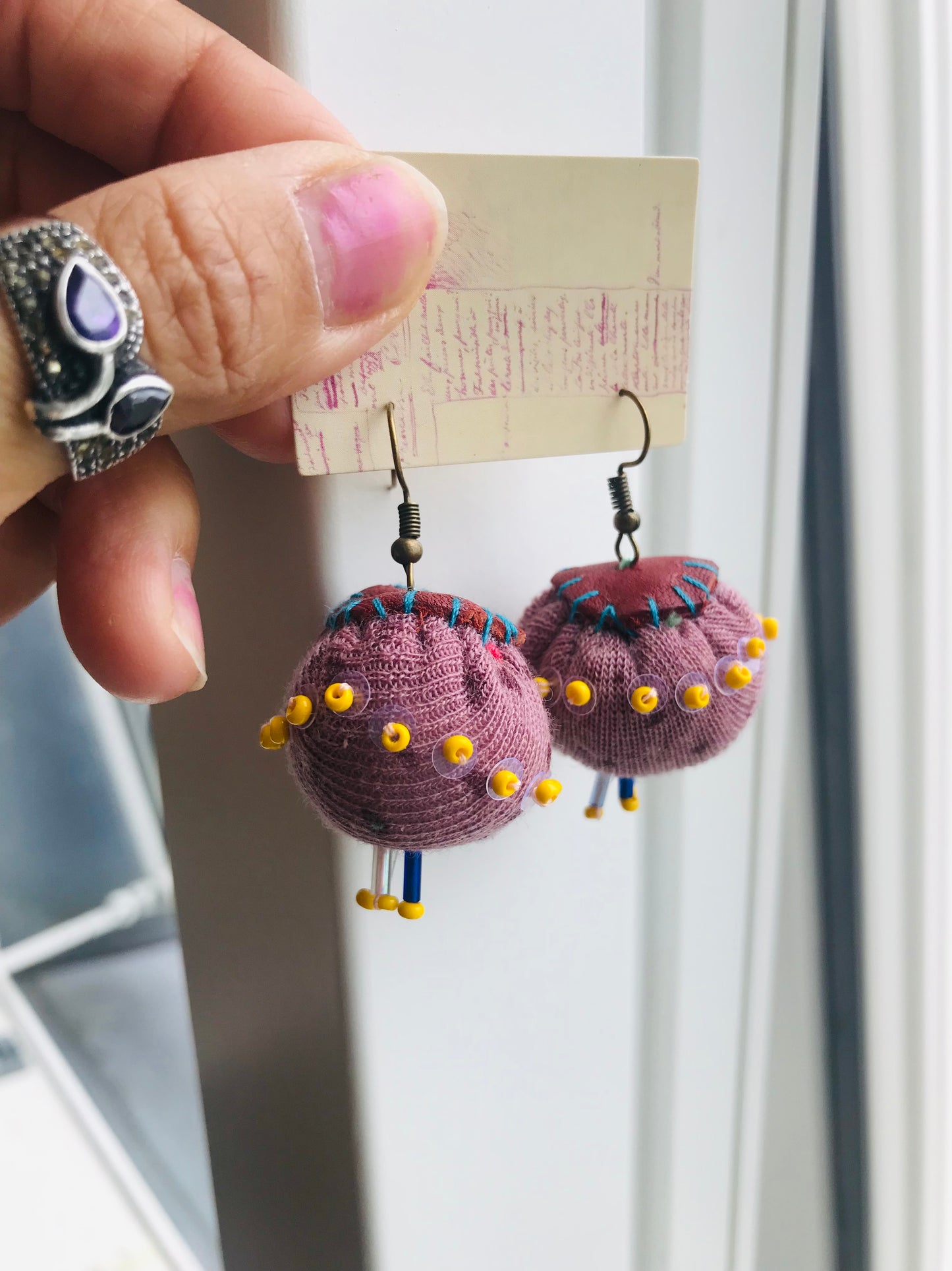 アクセサリー　手縫いのピアス　多分アシンメトリー　イヤリング　ビーズ　  布製　スローファッション　ハンドメイド　1846
