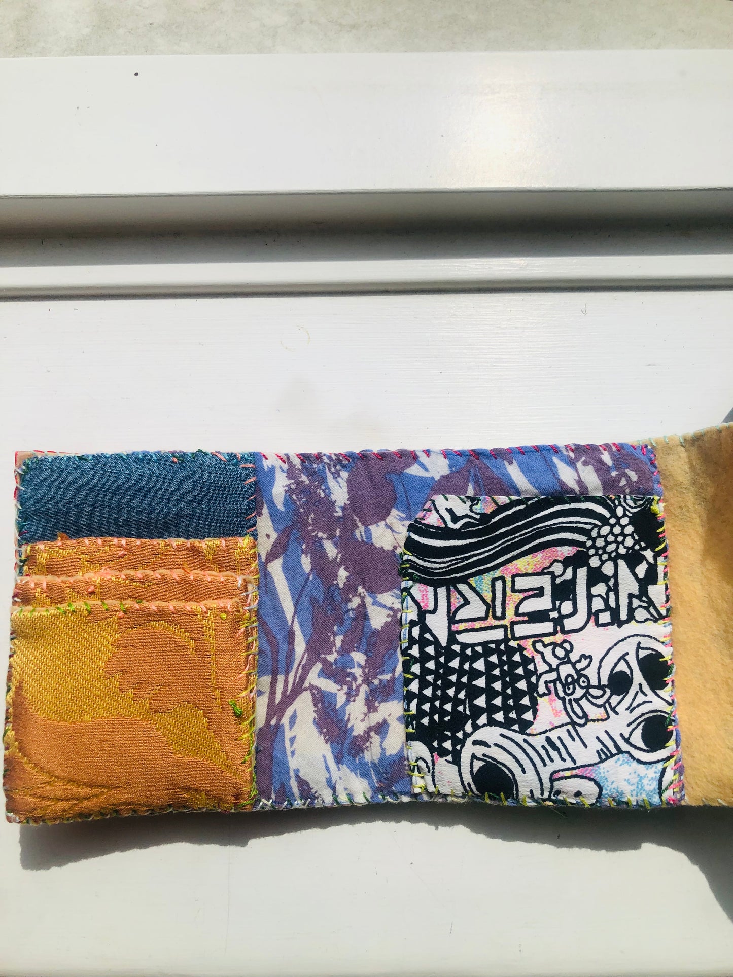 財布　布財布　ハンドメイド　手縫い　刺繍　パッチワーク　二つ折り　2494
