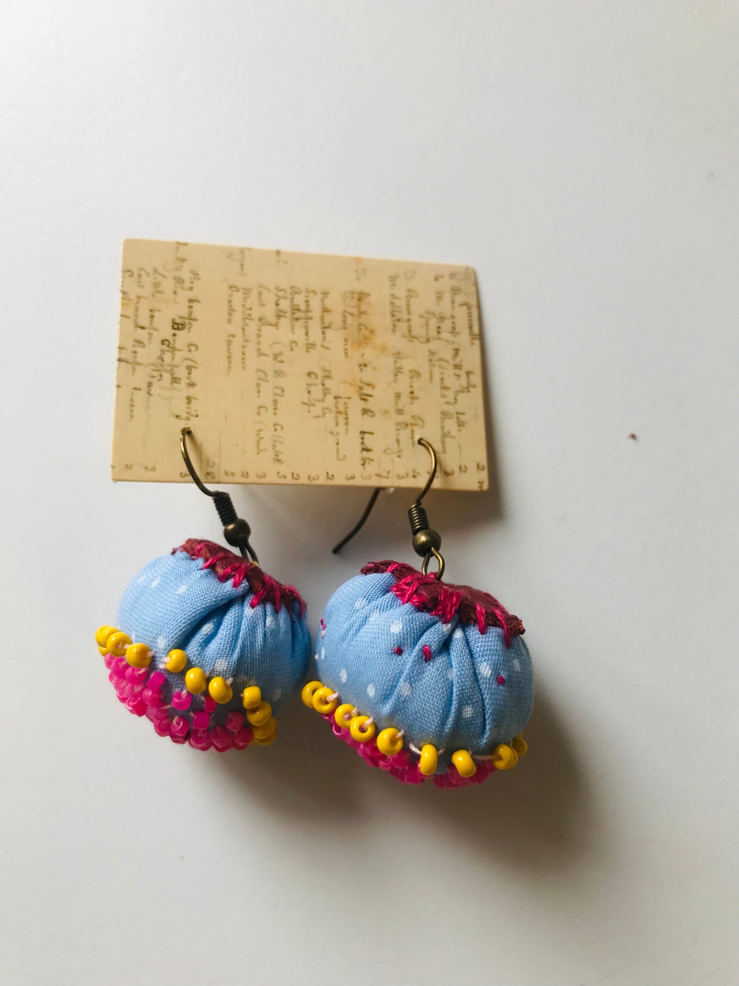 アクセサリー　手縫いのピアス　多分アシンメトリー　イヤリング　ビーズ　  布製　スローファッション　ハンドメイド　1842