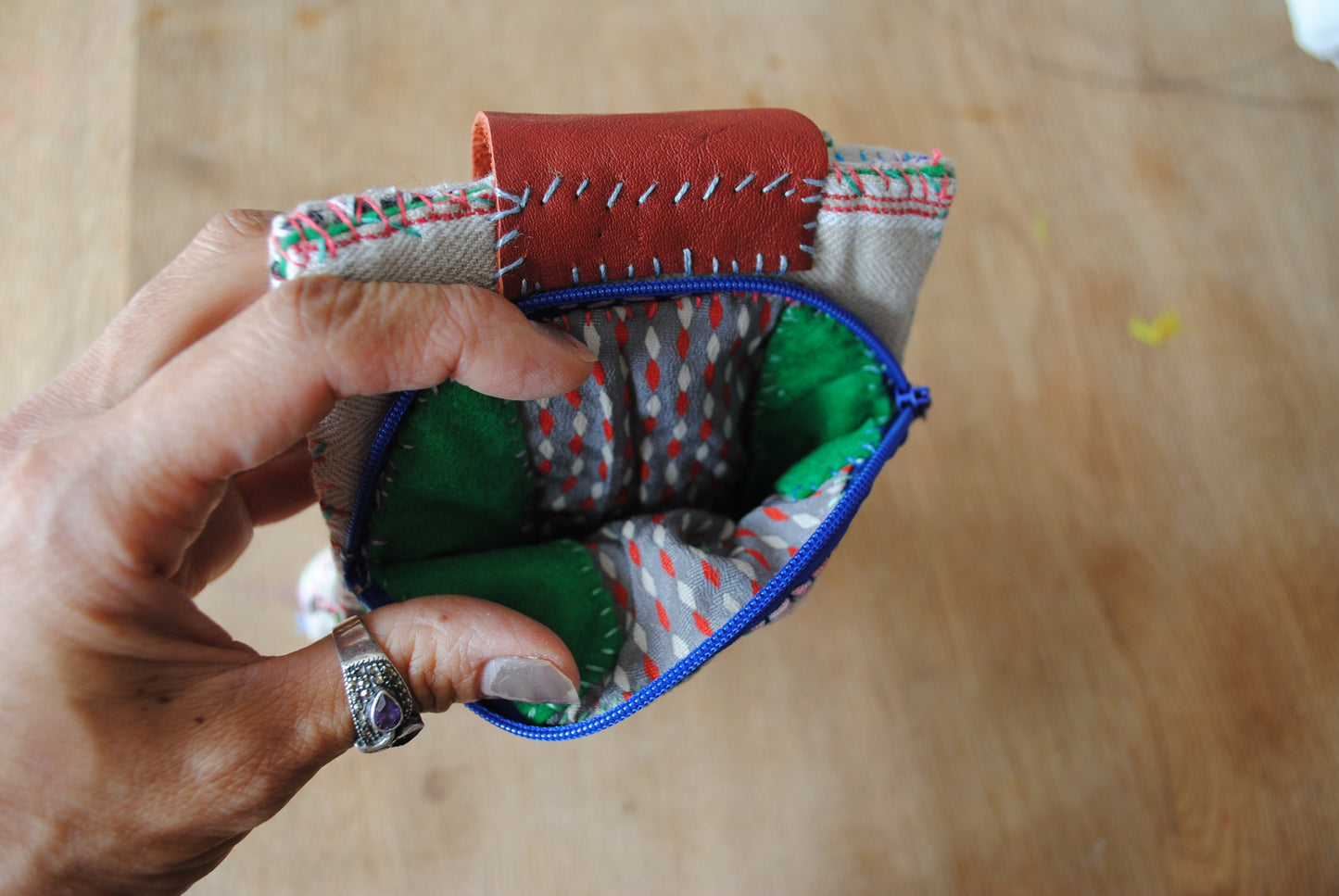 財布　布財布　ハンドメイド　手縫い　刺繍　パッチワーク　二つ折り　1809