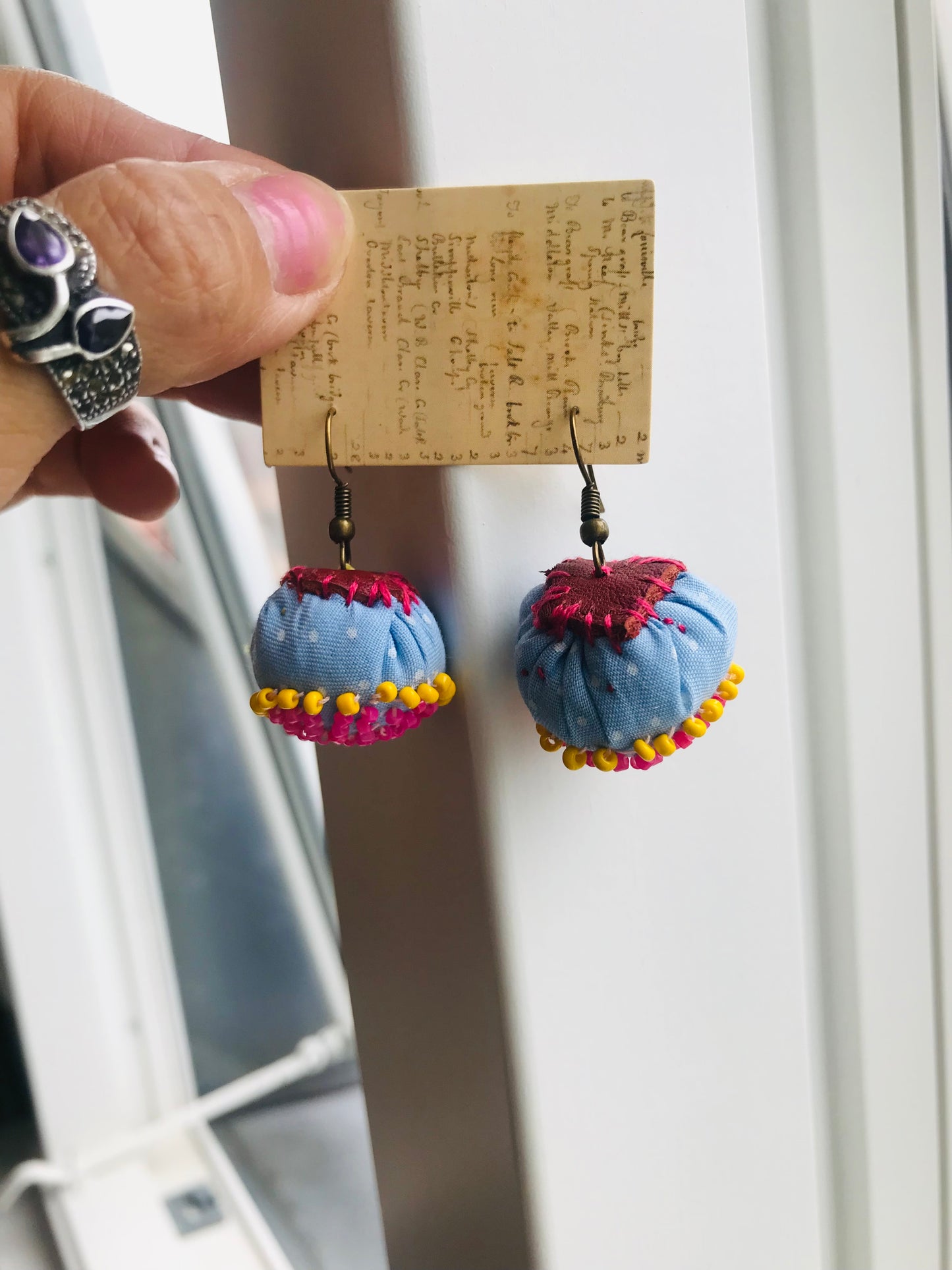 アクセサリー　手縫いのピアス　多分アシンメトリー　イヤリング　ビーズ　  布製　スローファッション　ハンドメイド　1842