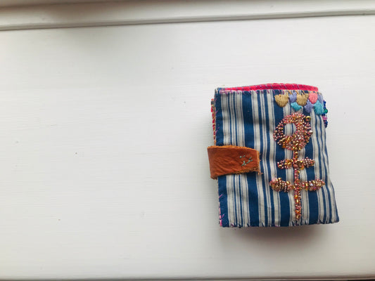 財布　布財布　ハンドメイド　手縫い　刺繍　パッチワーク　二つ折り　1913