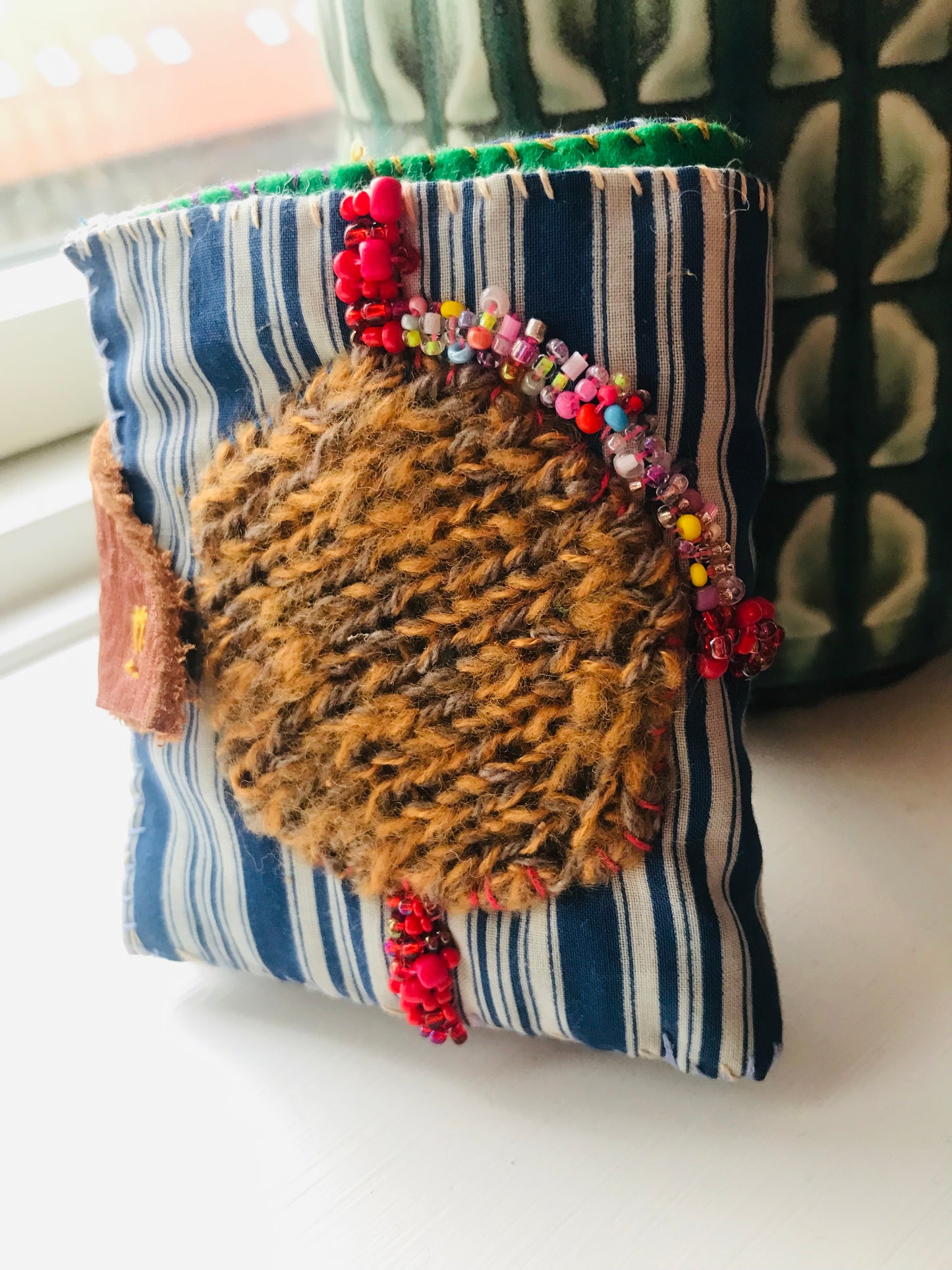 財布　布財布　ハンドメイド　手縫い　刺繍　パッチワーク　二つ折り　1918