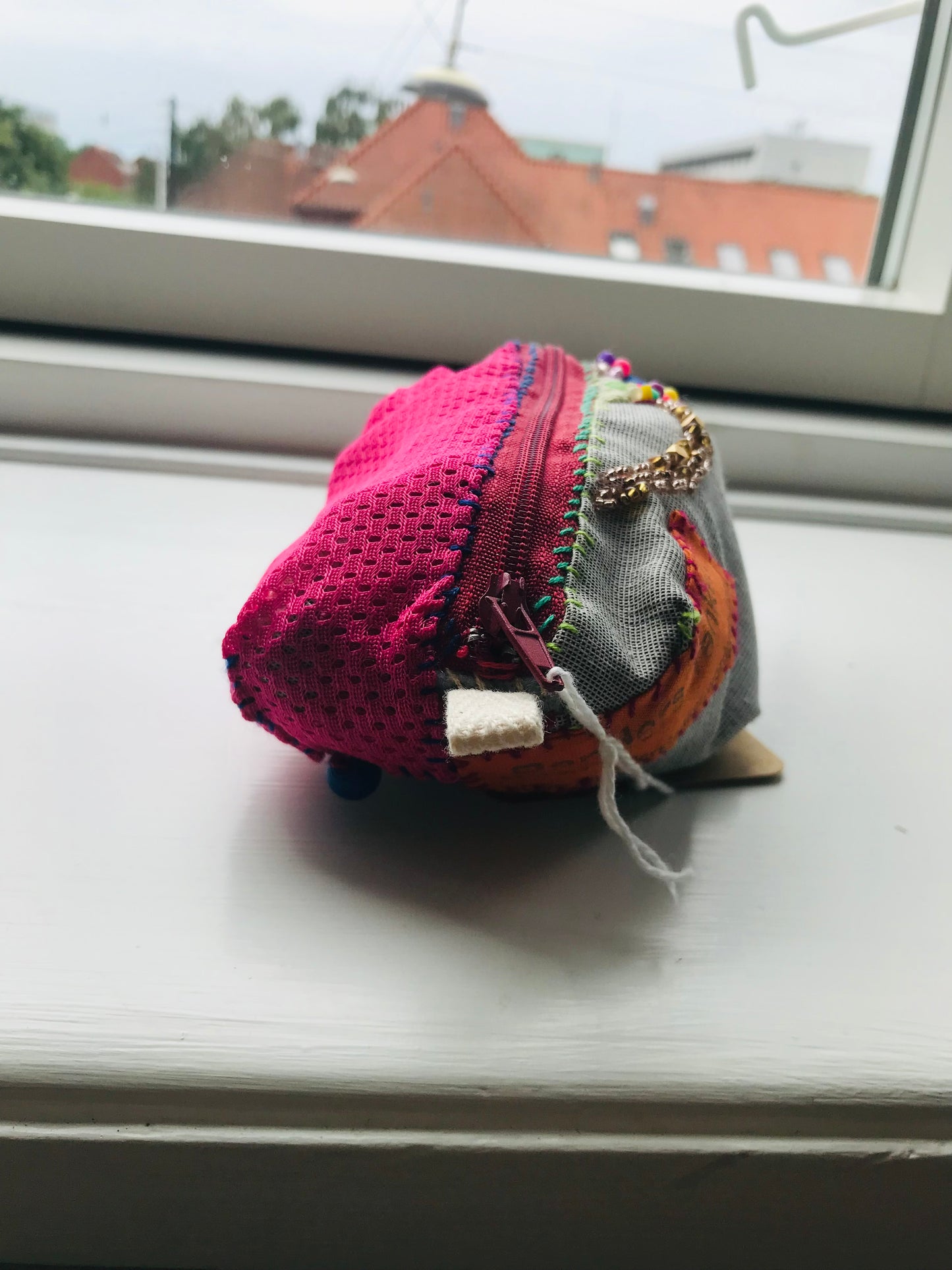 ポーチ　手縫い　布製　 ペンケース　小物入れ　ハンドメイド　ビーズ刺繍　2045