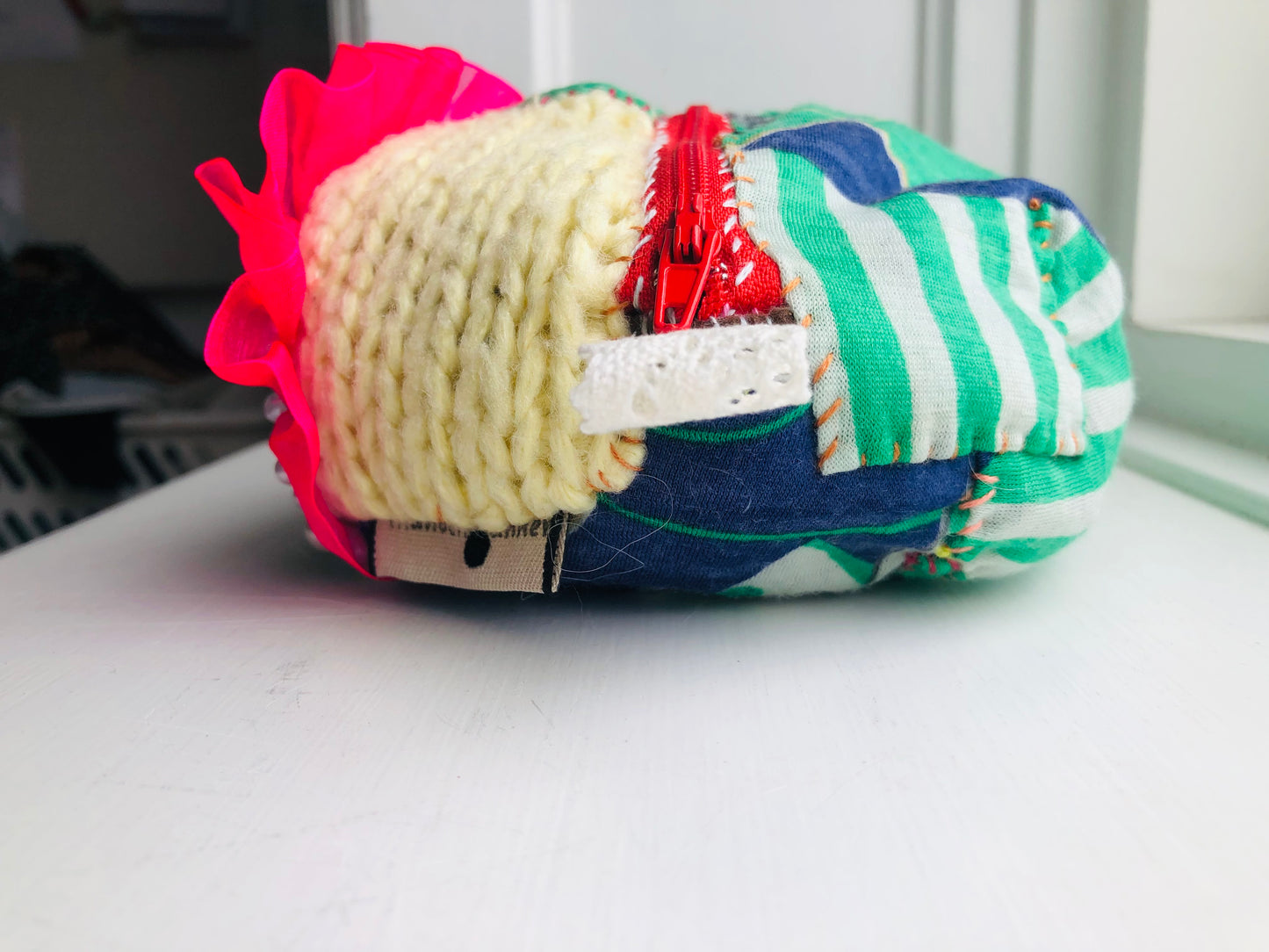 ポーチ　　手縫い　布製　 ペンケース　小物入れ　ハンドメイド　ビーズ刺繍　2467