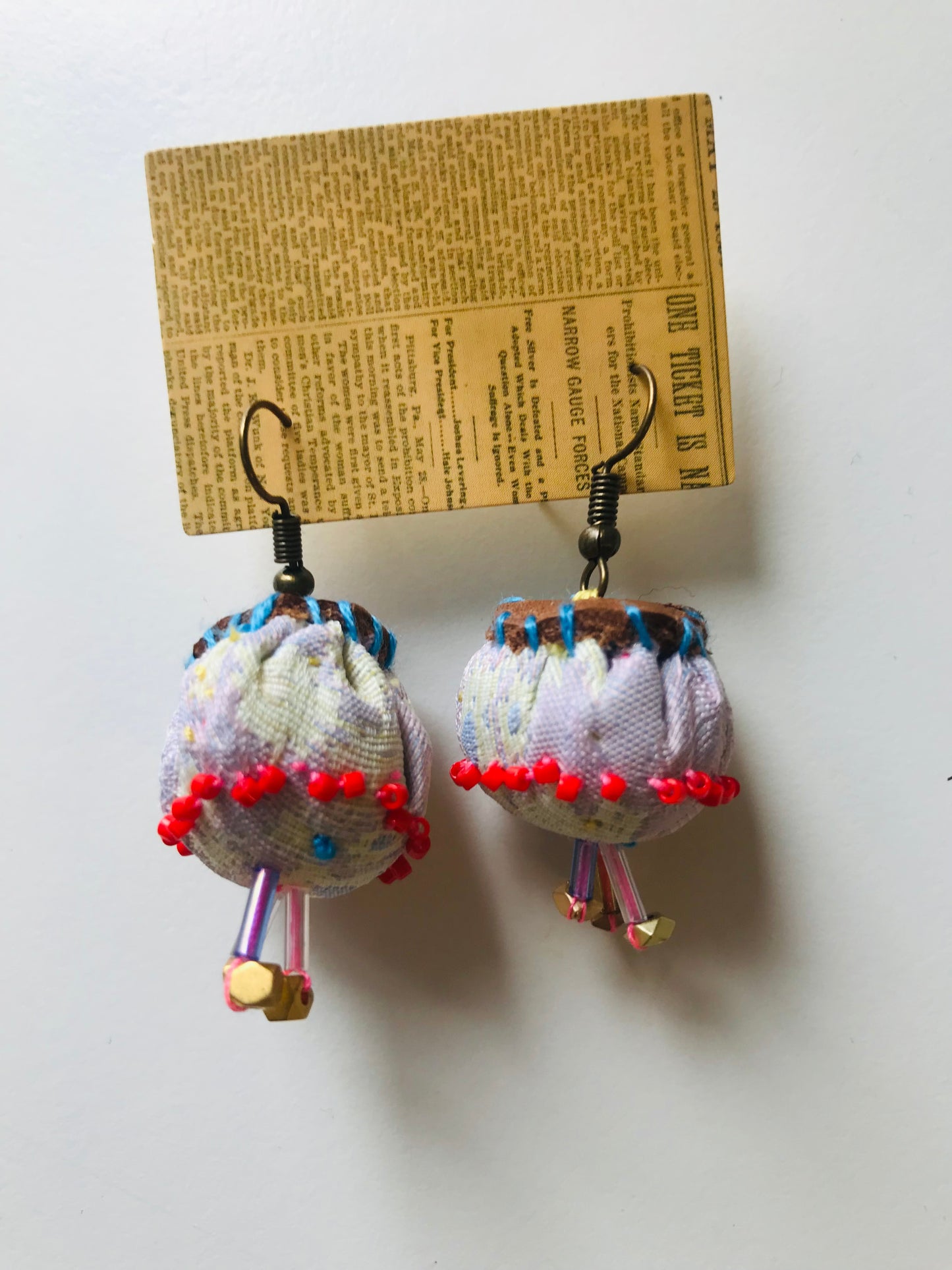 アクセサリー　手縫いのピアス　多分アシンメトリー　イヤリング　ビーズ　  布製　スローファッション　ハンドメイド　1835
