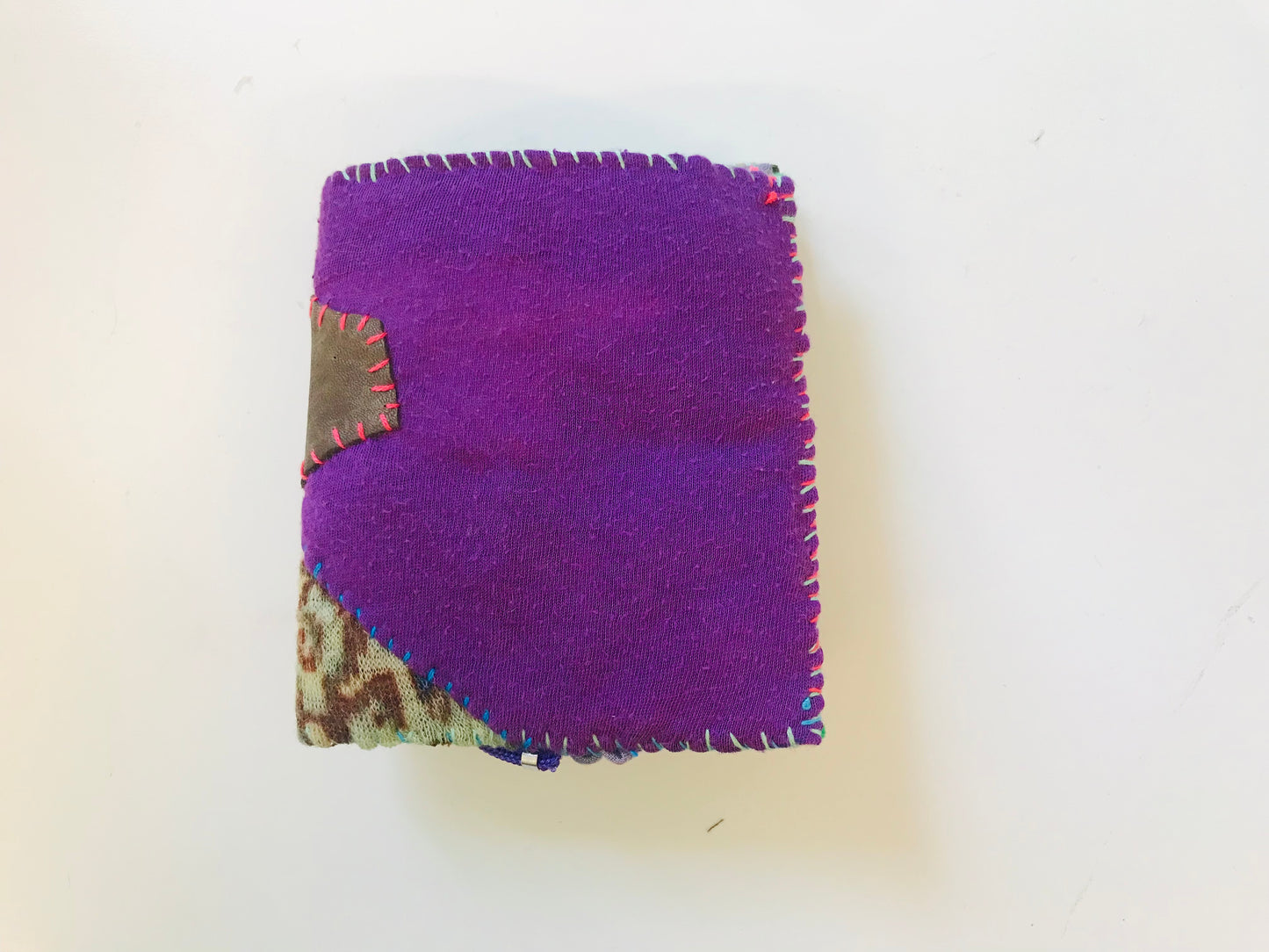 財布　布財布　ハンドメイド　手縫い　刺繍　パッチワーク　二つ折り　1858