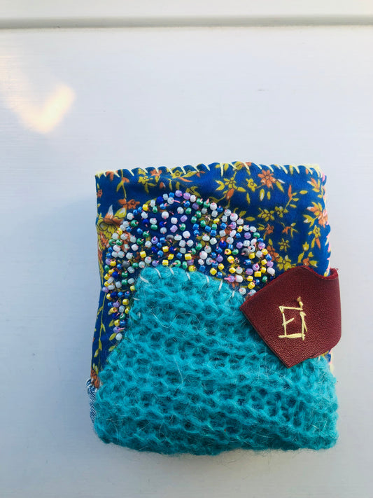 財布　布財布　ハンドメイド　手縫い　刺繍　パッチワーク　二つ折り　2442