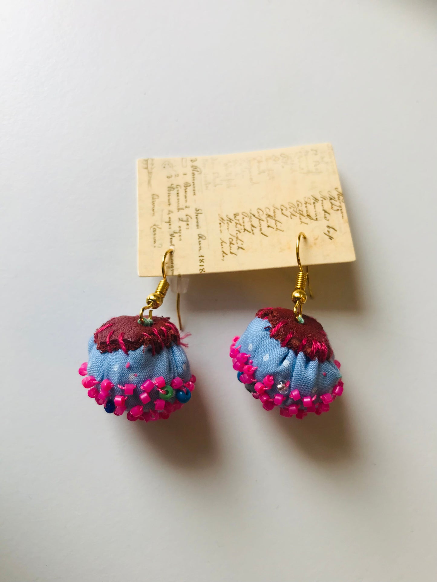 アクセサリー　手縫いのピアス　多分アシンメトリー　イヤリング　ビーズ　  布製　スローファッション　ハンドメイド　1841