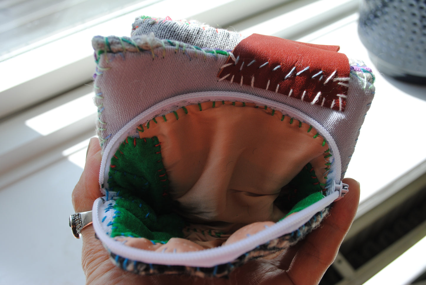 財布　布財布　ハンドメイド　手縫い　刺繍　パッチワーク　二つ折り　1812