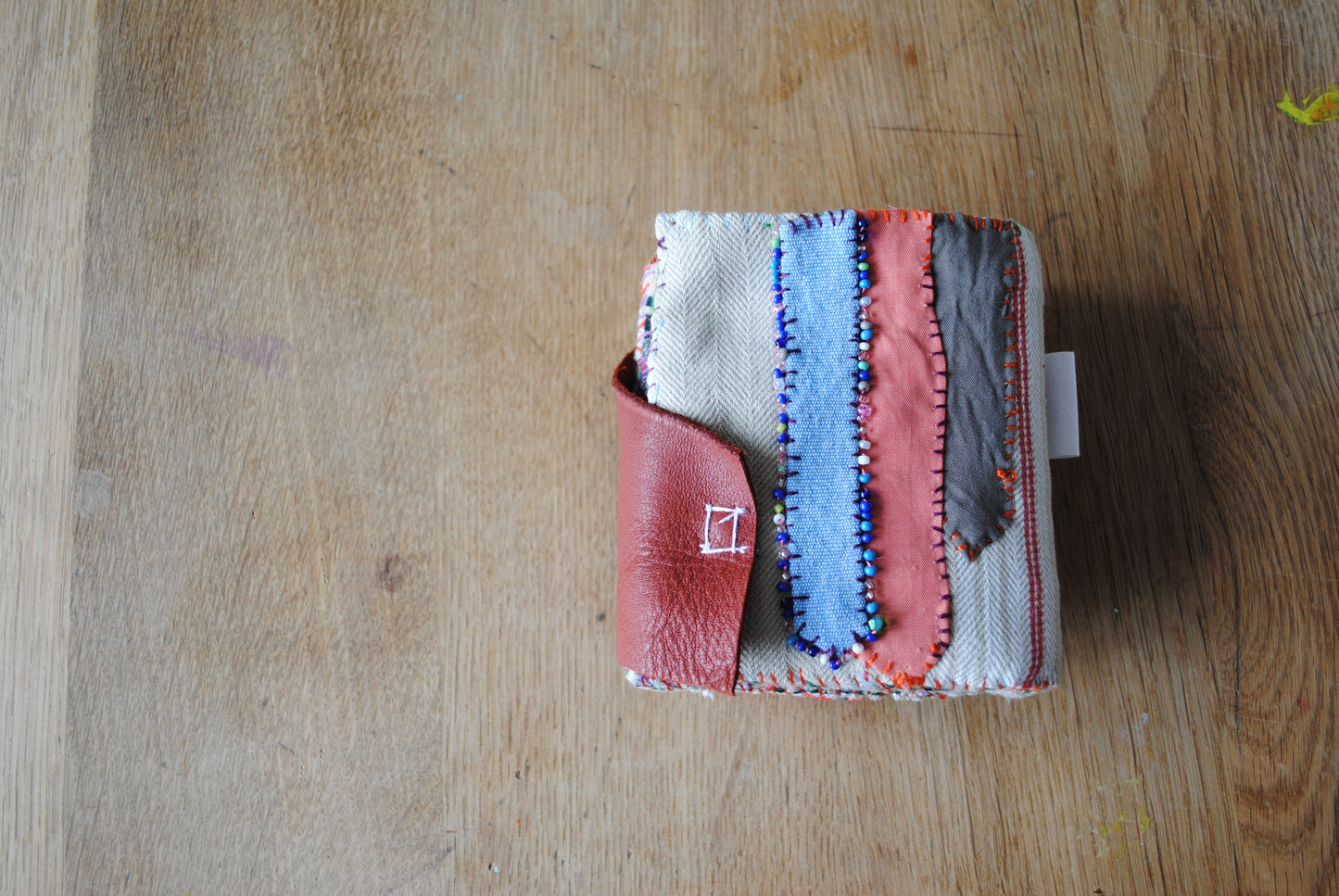 財布　布財布　ハンドメイド　手縫い　刺繍　パッチワーク　二つ折り　1811