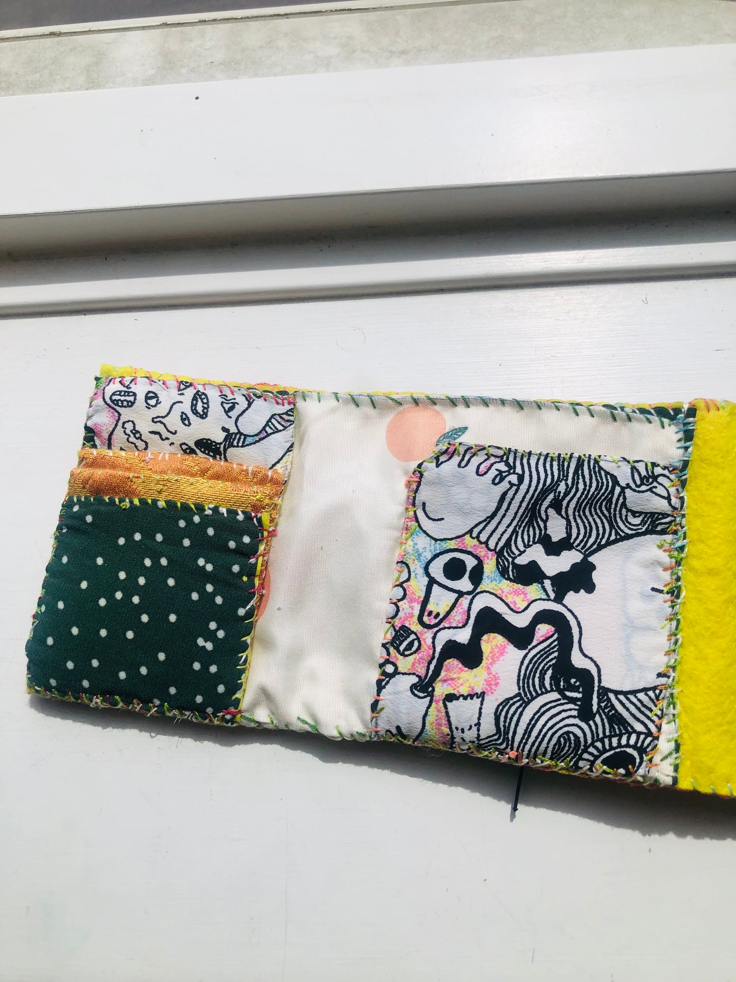 財布　布財布　ハンドメイド　手縫い　刺繍　パッチワーク　二つ折り　2490