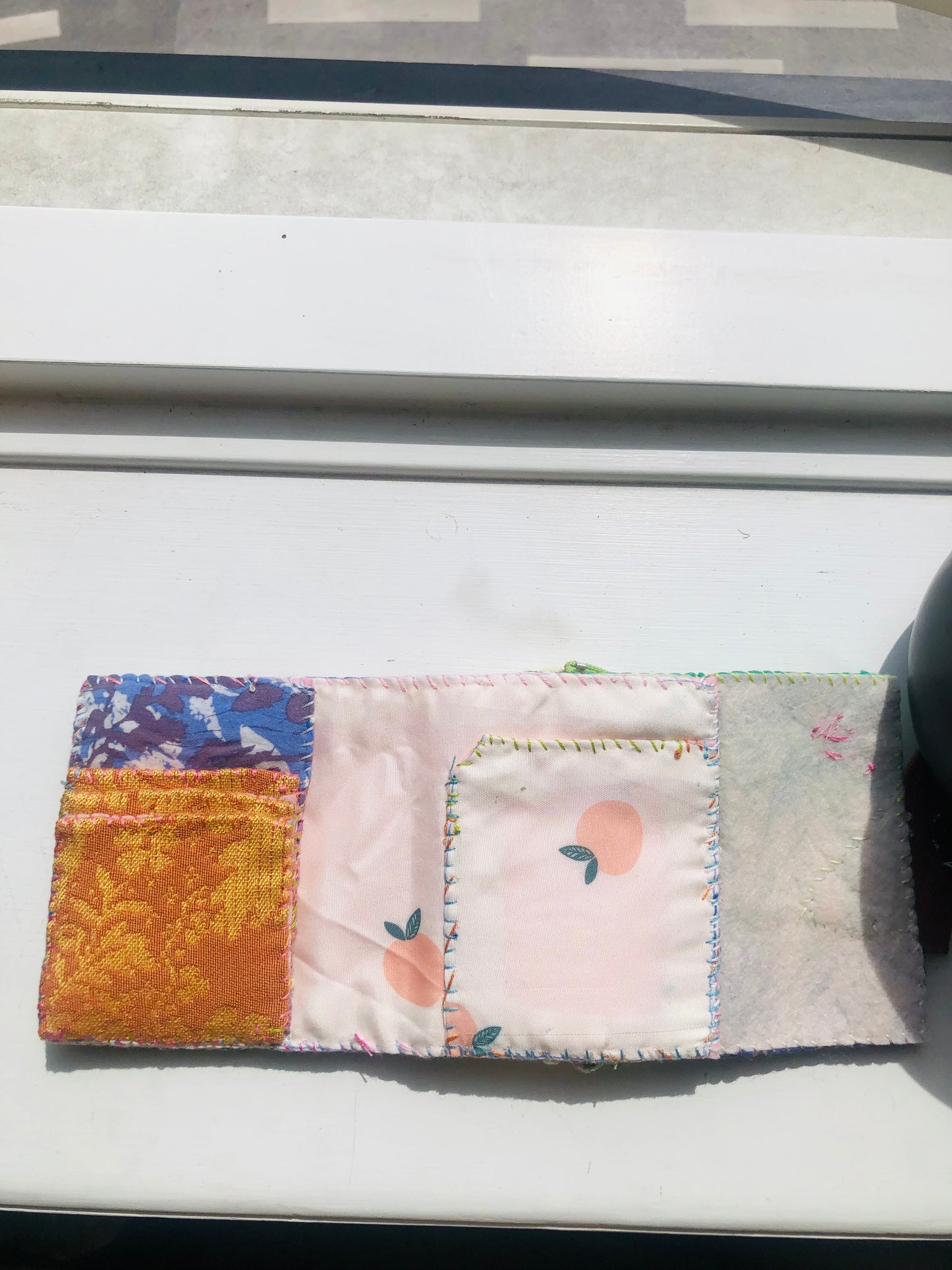財布　布財布　ハンドメイド　手縫い　刺繍　パッチワーク　二つ折り　2495