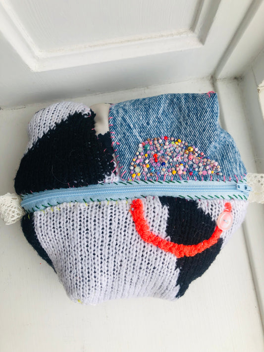ポーチ　　手縫い　布製　 ペンケース　小物入れ　ハンドメイド　ビーズ刺繍　2469