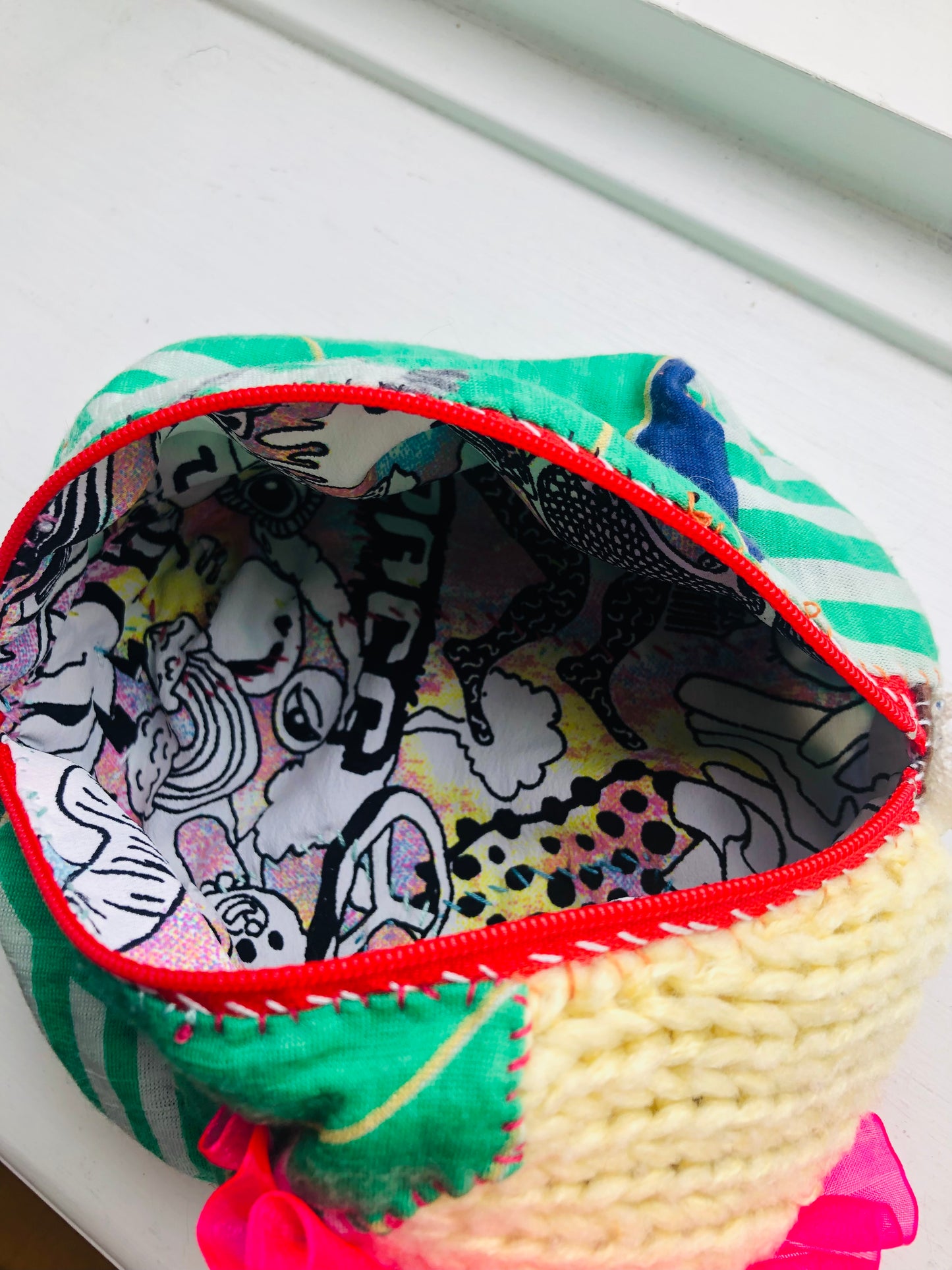 ポーチ　　手縫い　布製　 ペンケース　小物入れ　ハンドメイド　ビーズ刺繍　2467