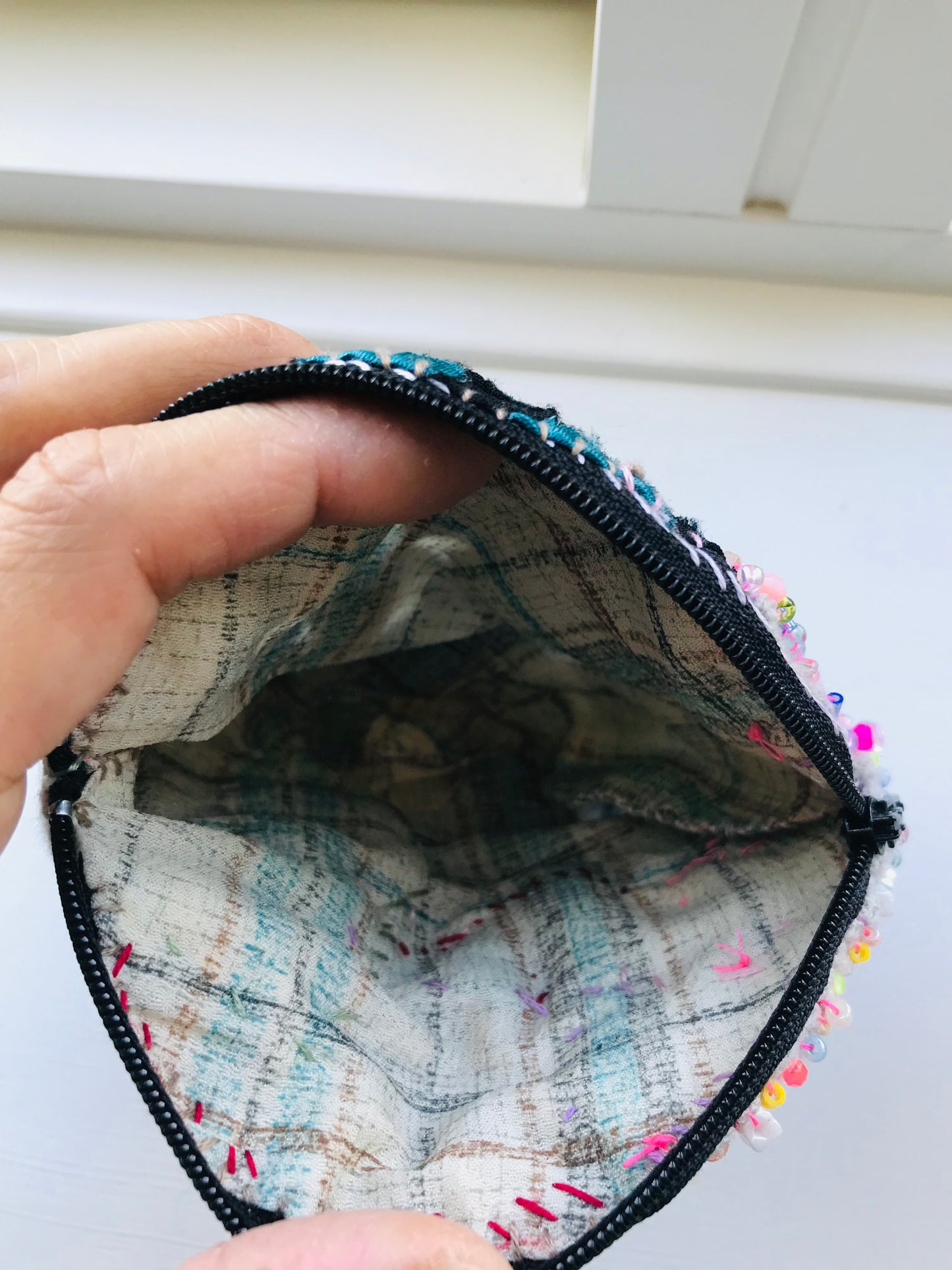 Mønthylster, perler, håndsyet, broderi, stof, møntpung, etui, håndlavet 1759