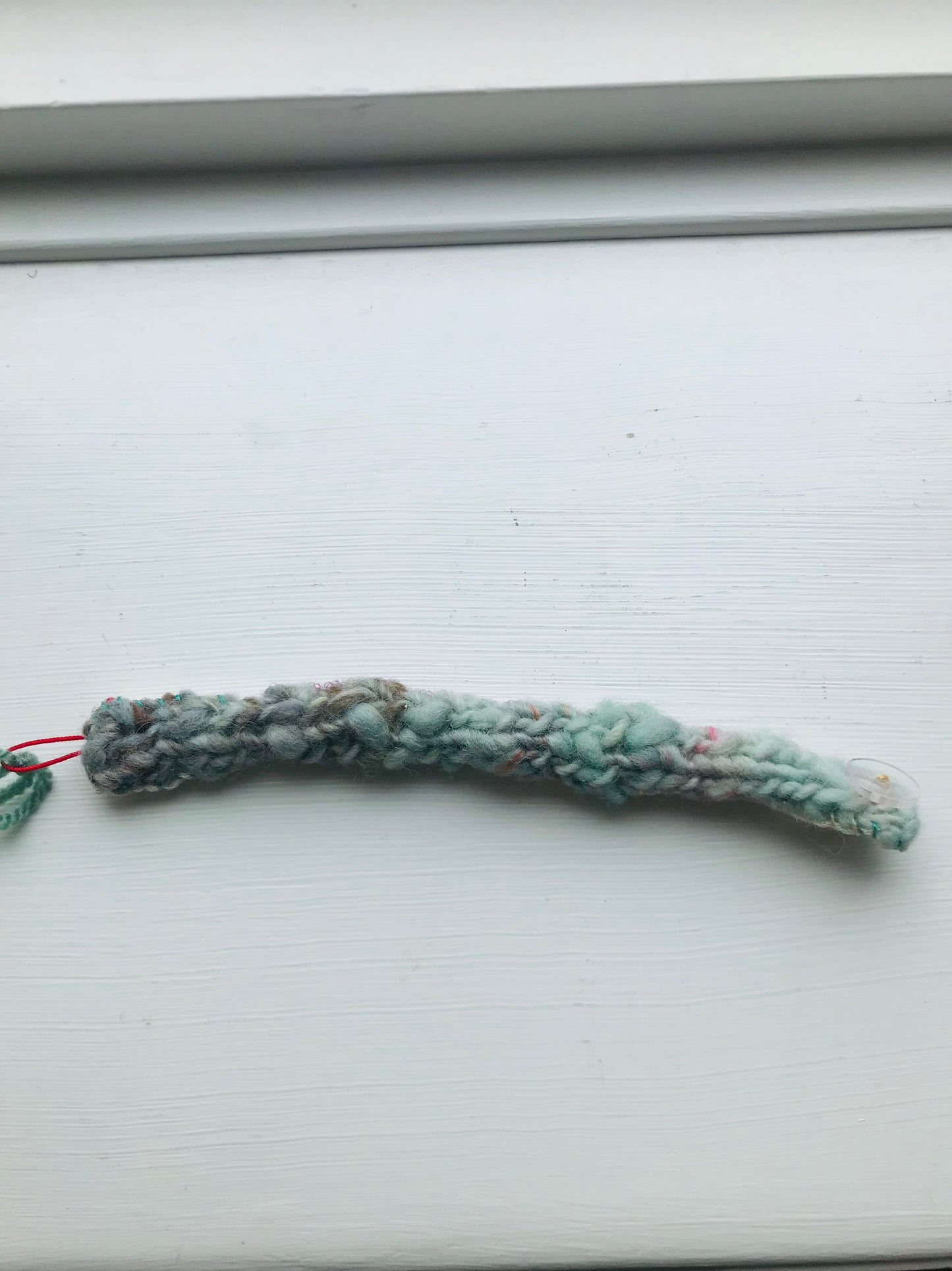 Håndsyede stofarmbånd og armbånd med perlebroderi (2047)