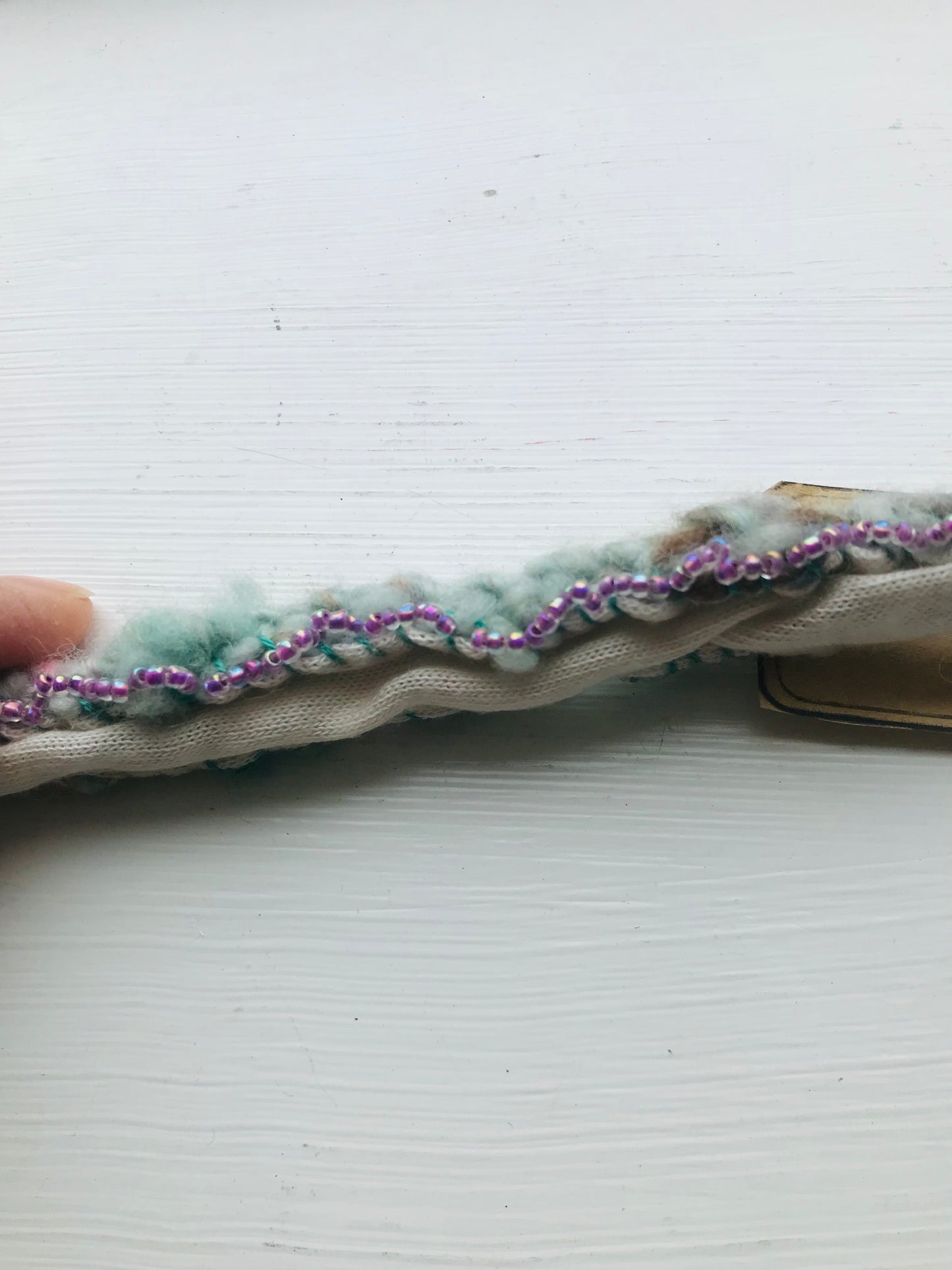 Håndsyede stofarmbånd og armbånd med perlebroderi (2047)