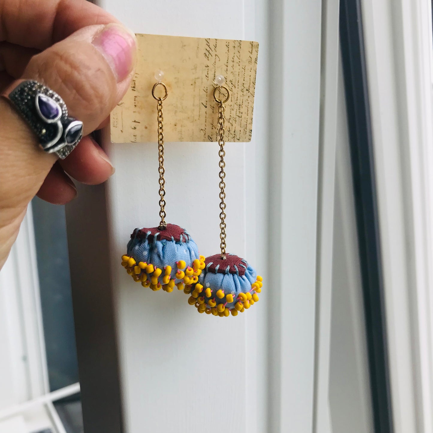 アクセサリー　手縫いのピアス　多分アシンメトリー　イヤリング　ビーズ　  布製　スローファッション　ハンドメイド　1839