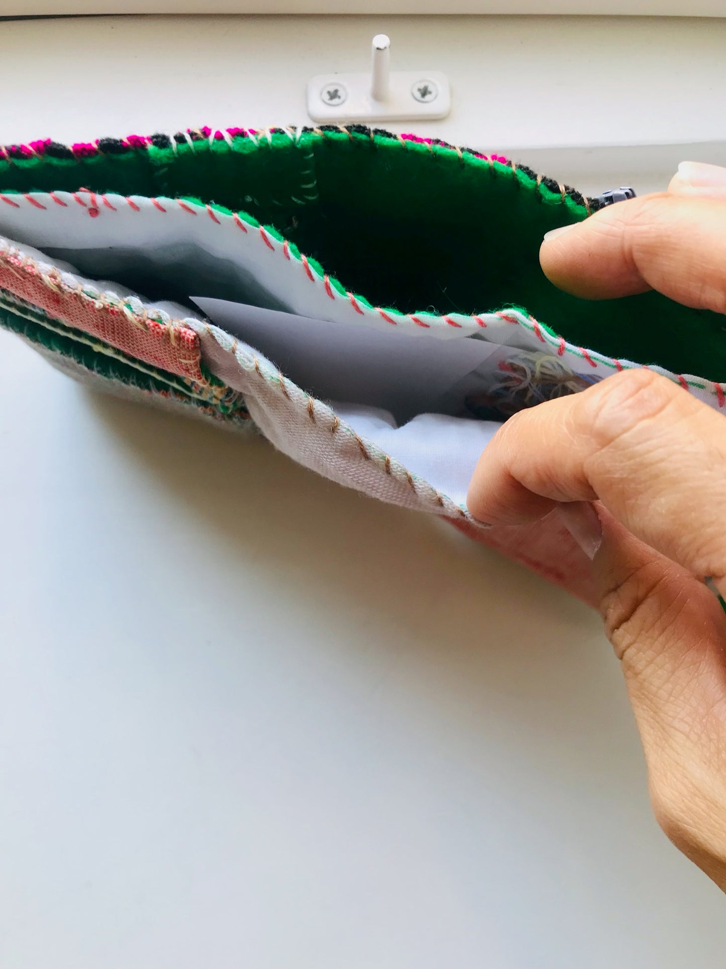 財布　布財布　ハンドメイド　手縫い　刺繍　パッチワーク　二つ折り　2075