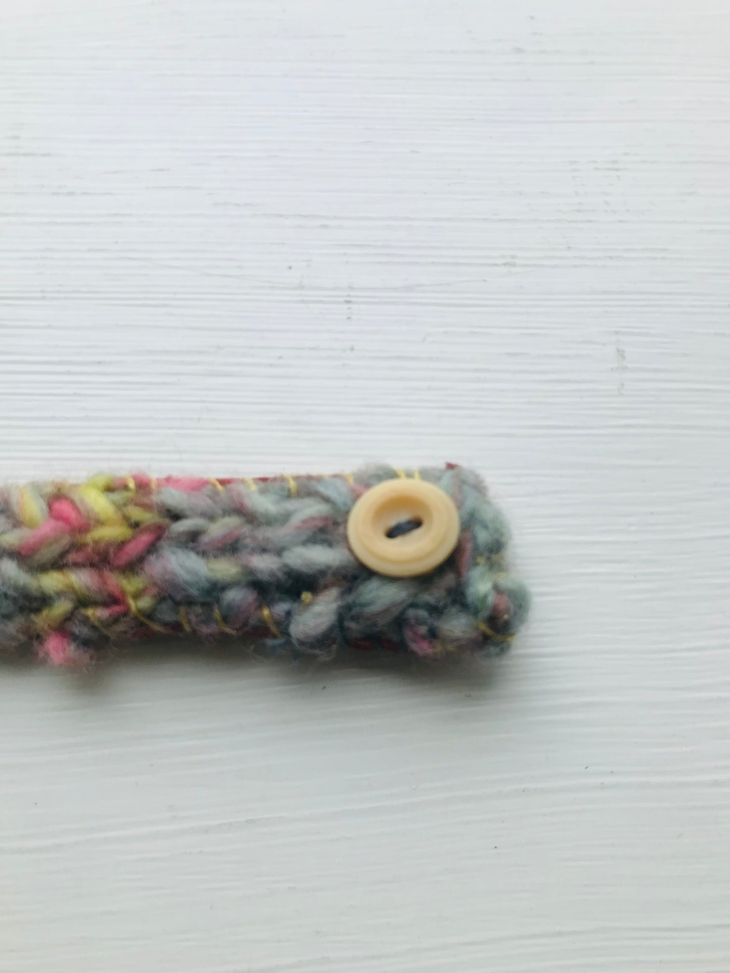 Håndsyede armbånd og armbånd i stof med håndspundet garn og perlebroderi. 2049