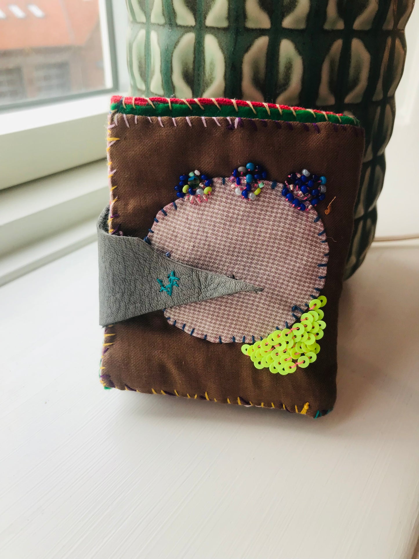 財布　布財布　ハンドメイド　手縫い　刺繍　パッチワーク　二つ折り　1917