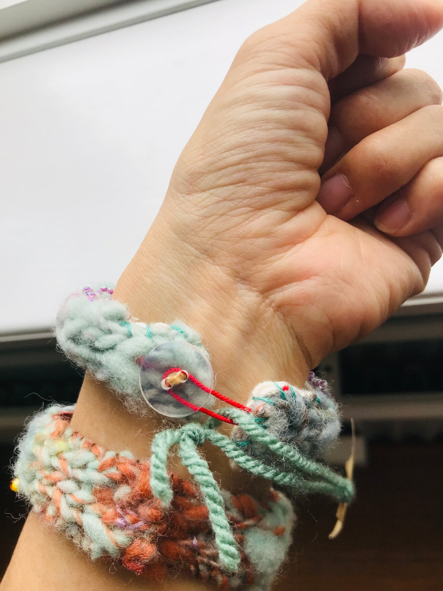 Håndsyede stofarmbånd og armbånd med perlebroderi (2047)