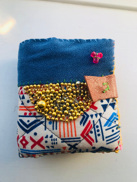 財布　布財布　ハンドメイド　手縫い　刺繍　パッチワーク　二つ折り　2441