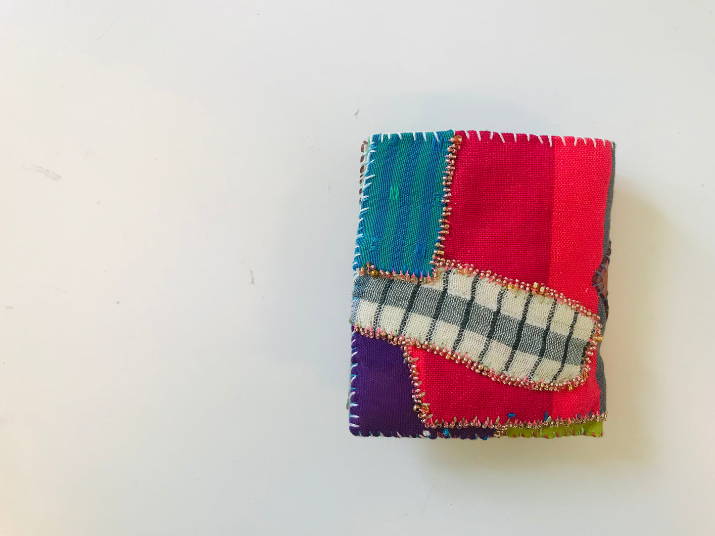 財布　布財布　ハンドメイド　手縫い　刺繍　パッチワーク　二つ折り　1857