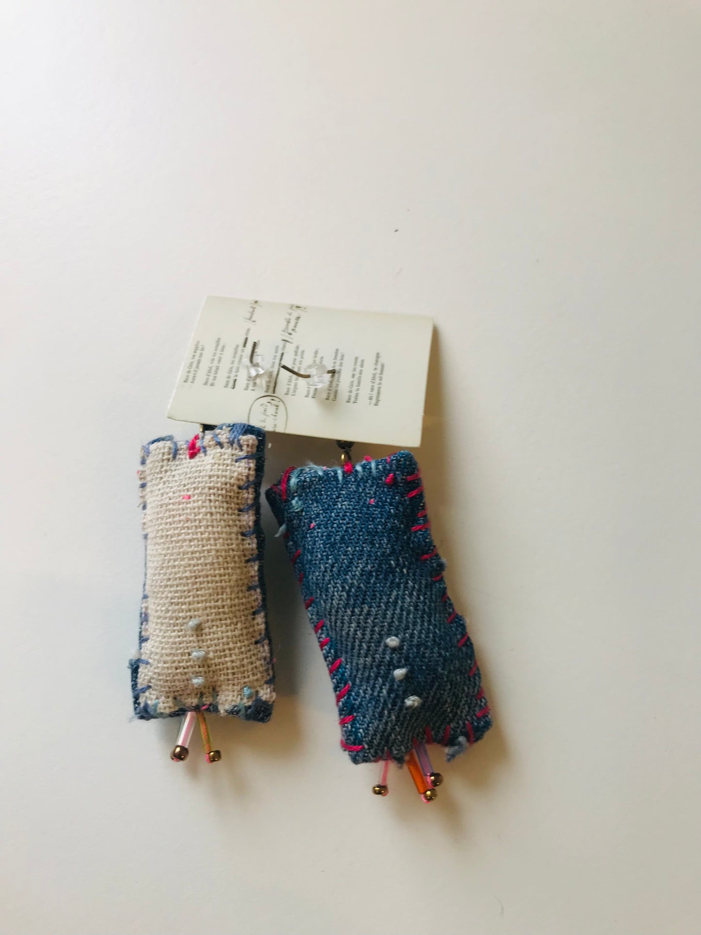 tilbehør håndsyede øreringe muligvis asymmetriske øreringe perler stof slow fashion håndlavede 1744 